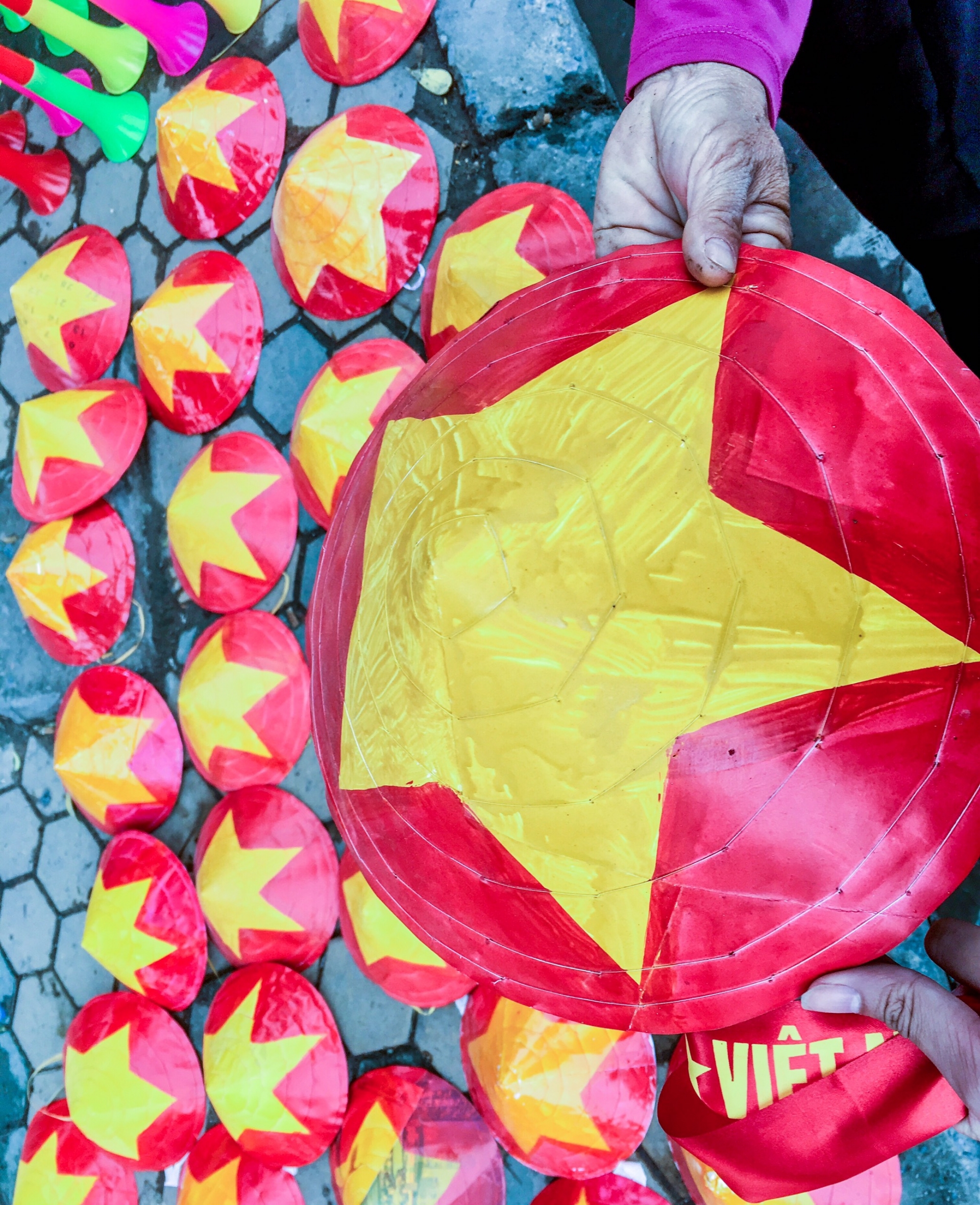 Trận Việt Nam - UAE: Kèn, áo cờ đỏ sao vàng rực rỡ cổ vũ đội tuyển giành chiến thắng