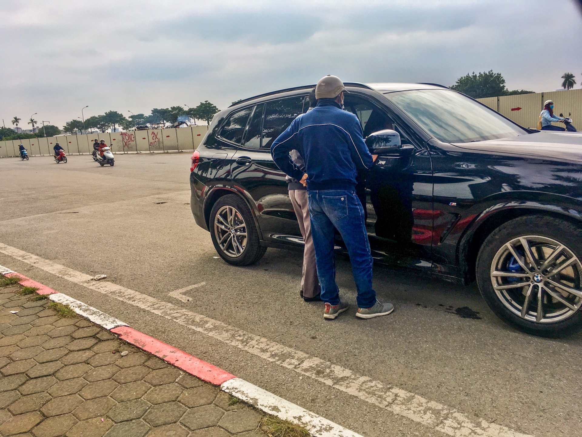 Vé trận Việt Nam - Thái Lan: Khi người bán lại vé cũng hét giá với "cò" chợ đen