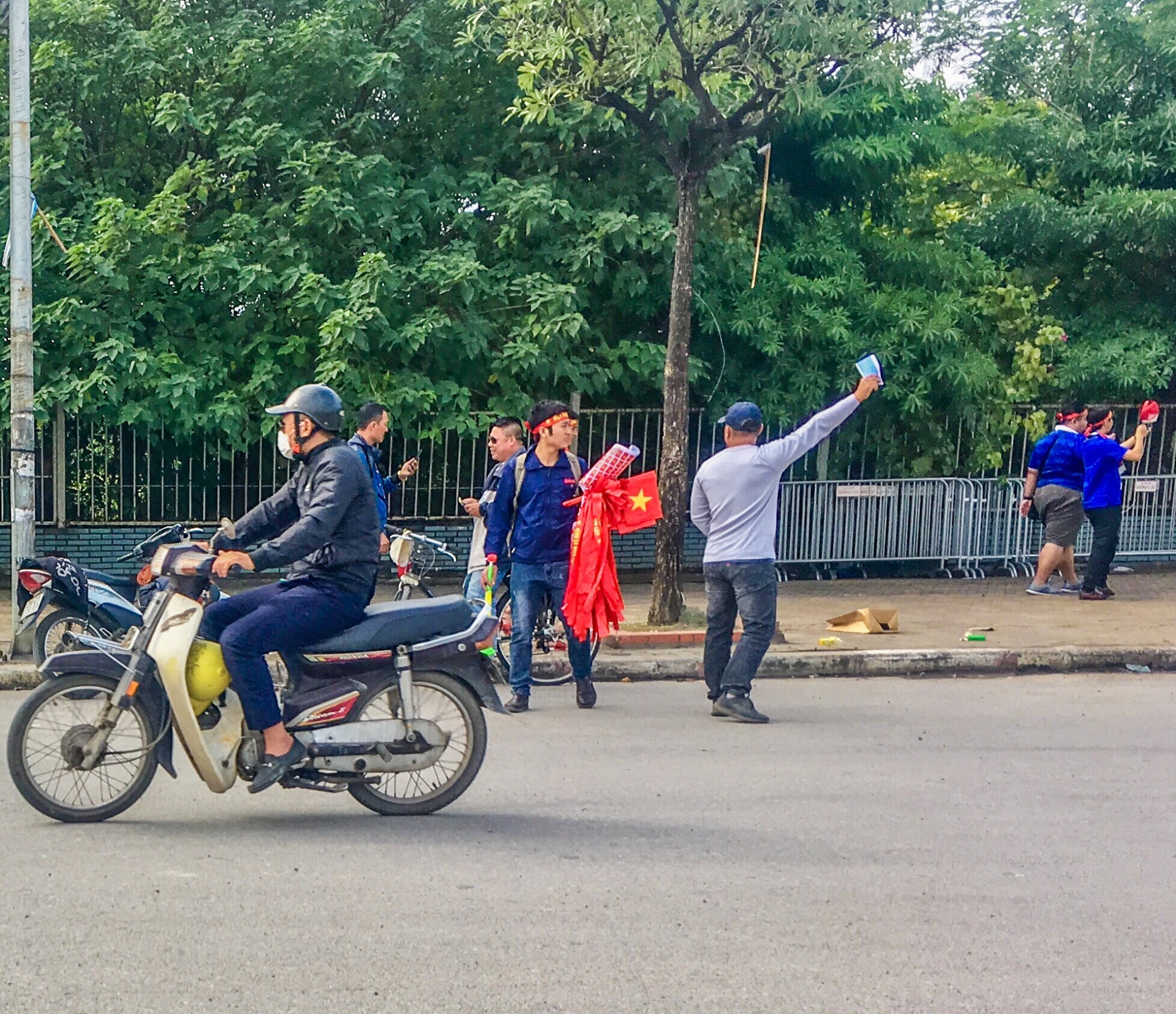 ve tran viet nam thai lan khi nguoi ban lai ve cung het gia voi co cho den