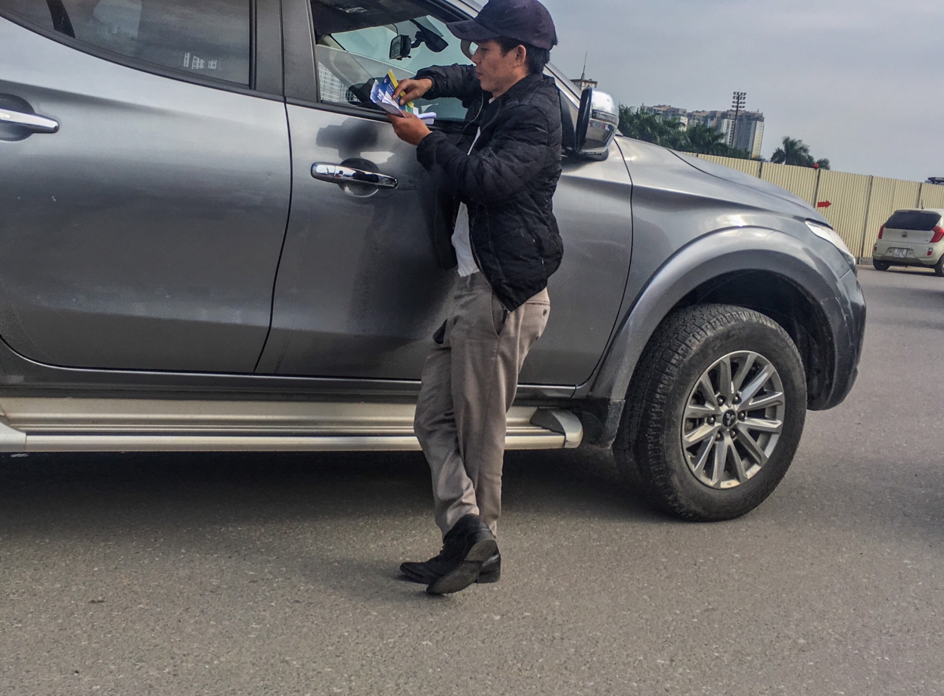 ve tran viet nam thai lan khi nguoi ban lai ve cung het gia voi co cho den