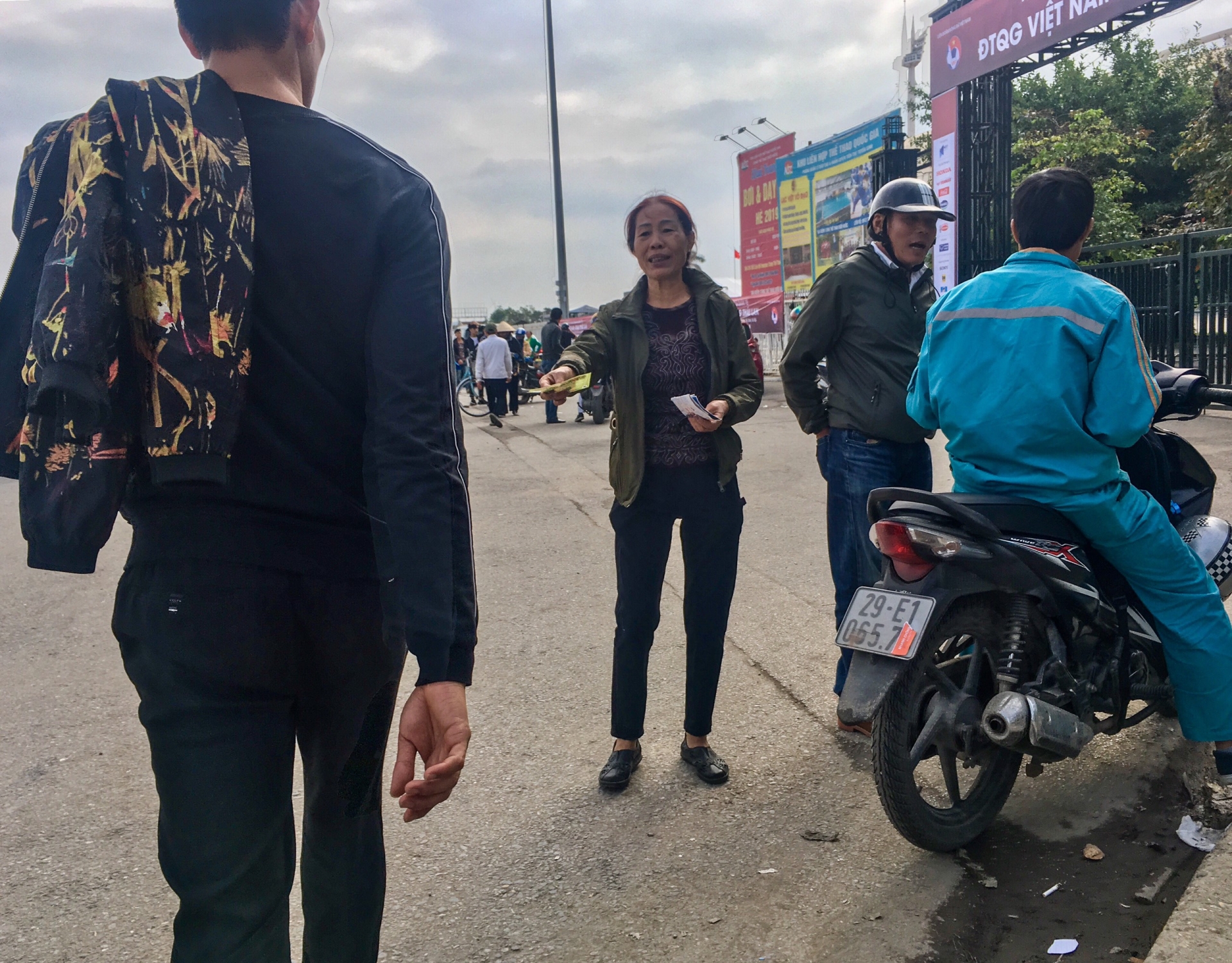 ve tran viet nam thai lan khi nguoi ban lai ve cung het gia voi co cho den