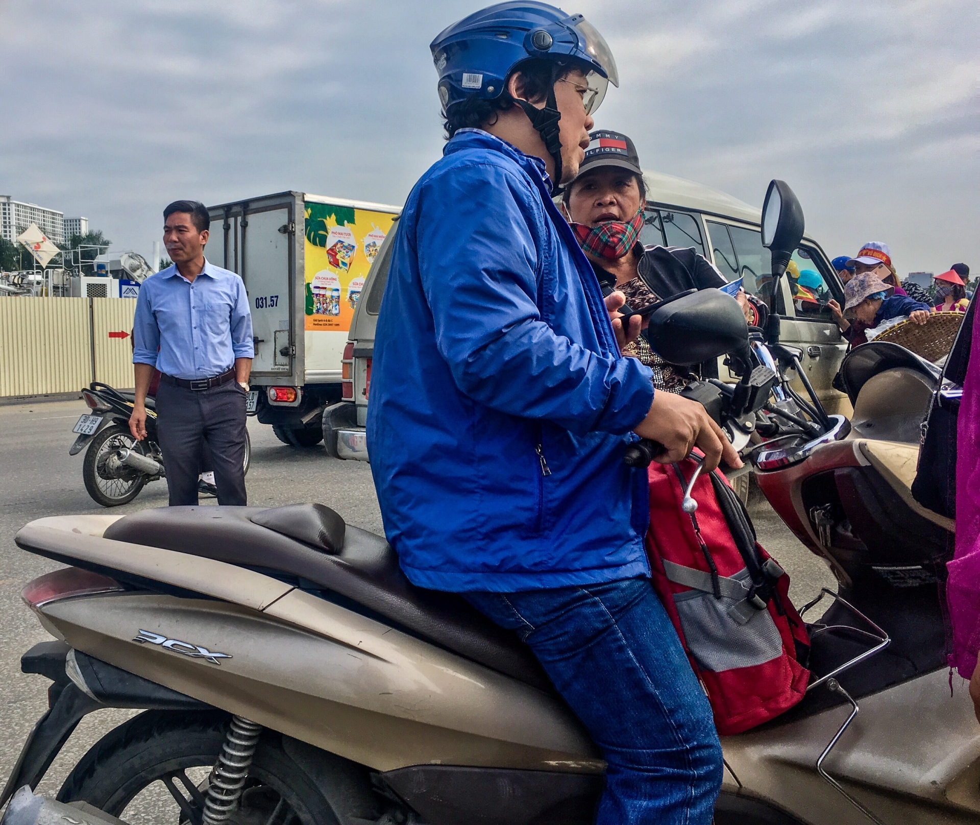 ve tran viet nam thai lan khi nguoi ban lai ve cung het gia voi co cho den