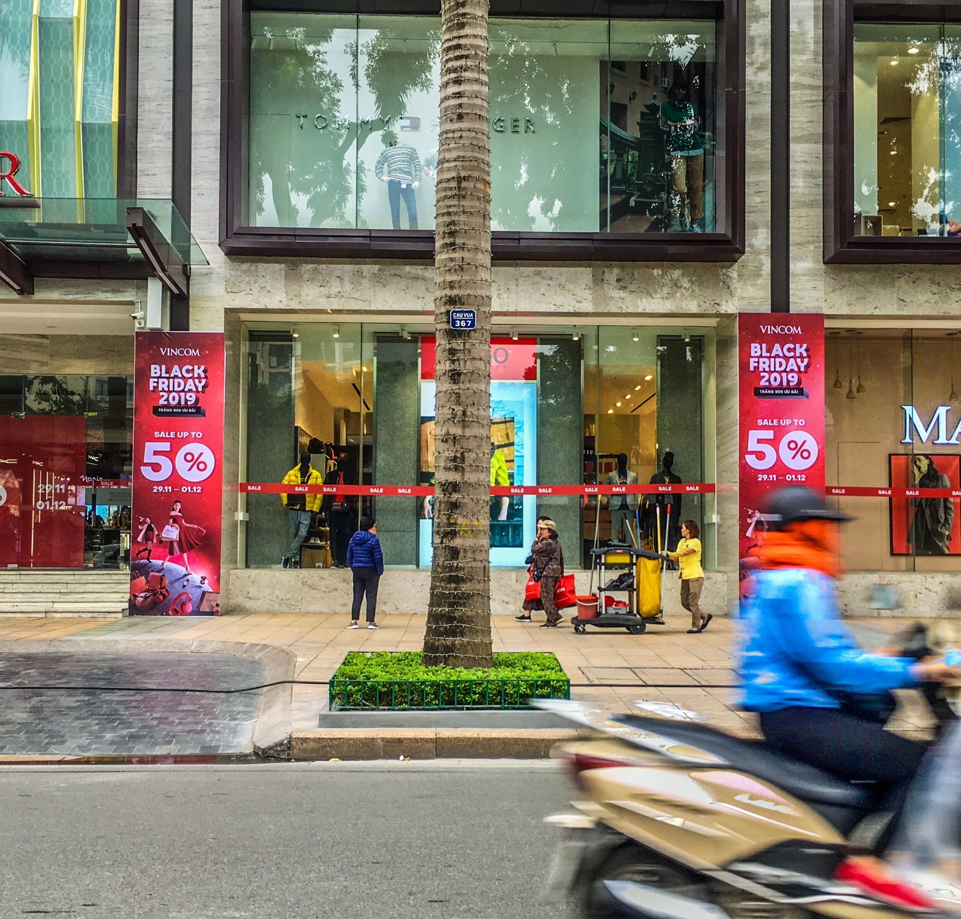 hau black friday 2019 giao thong kho khan qua nhieu showroom thoi trang