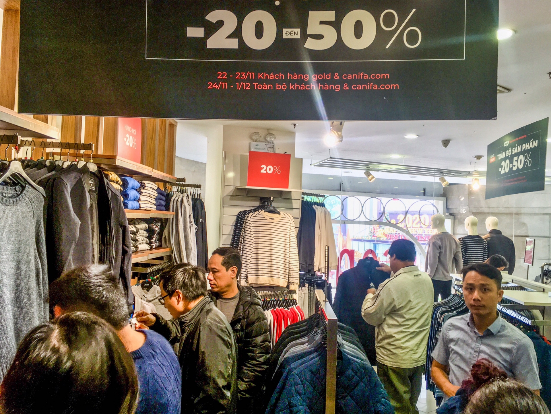 hau black friday 2019 giao thong kho khan qua nhieu showroom thoi trang