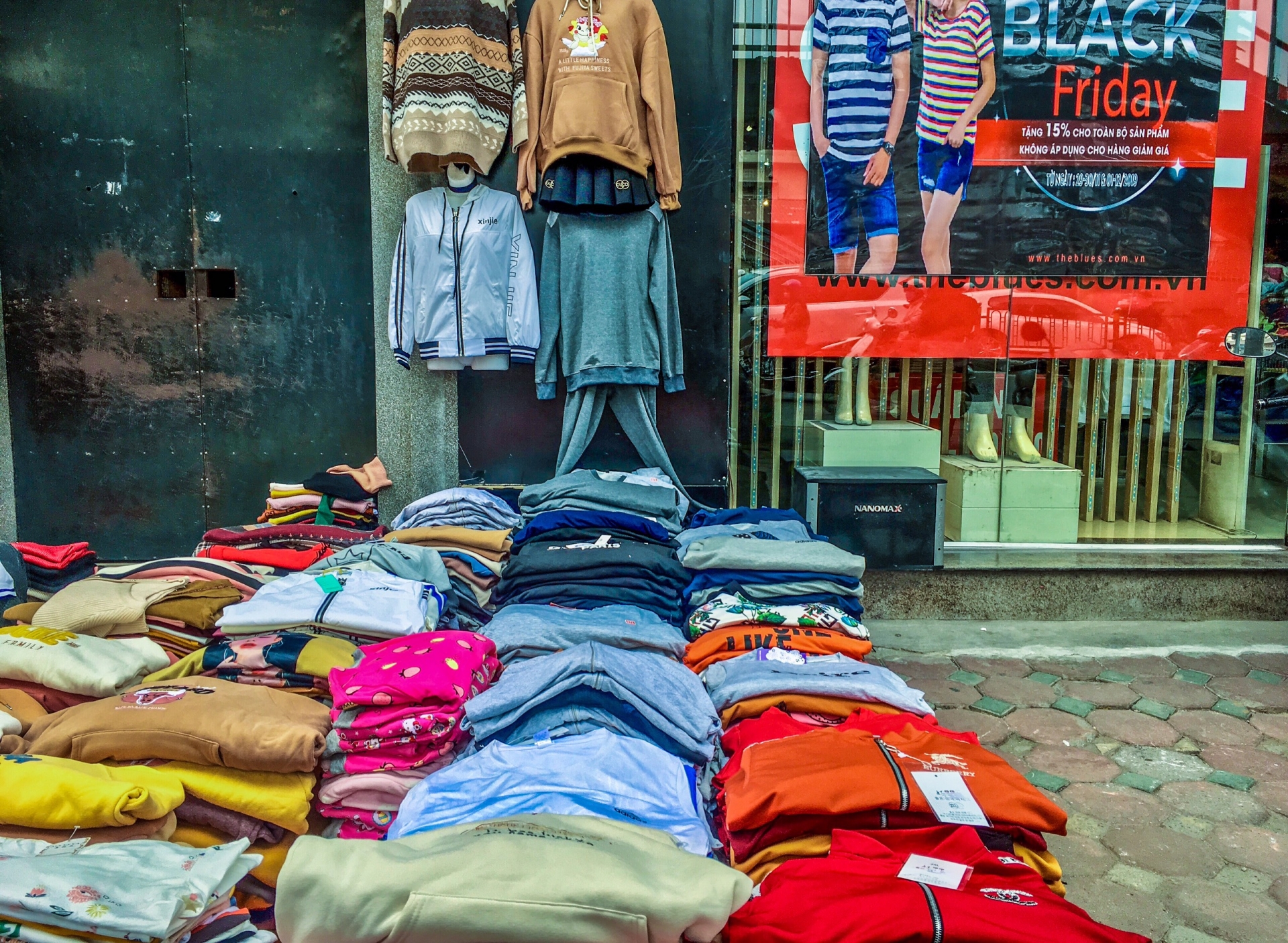 hau black friday 2019 giao thong kho khan qua nhieu showroom thoi trang