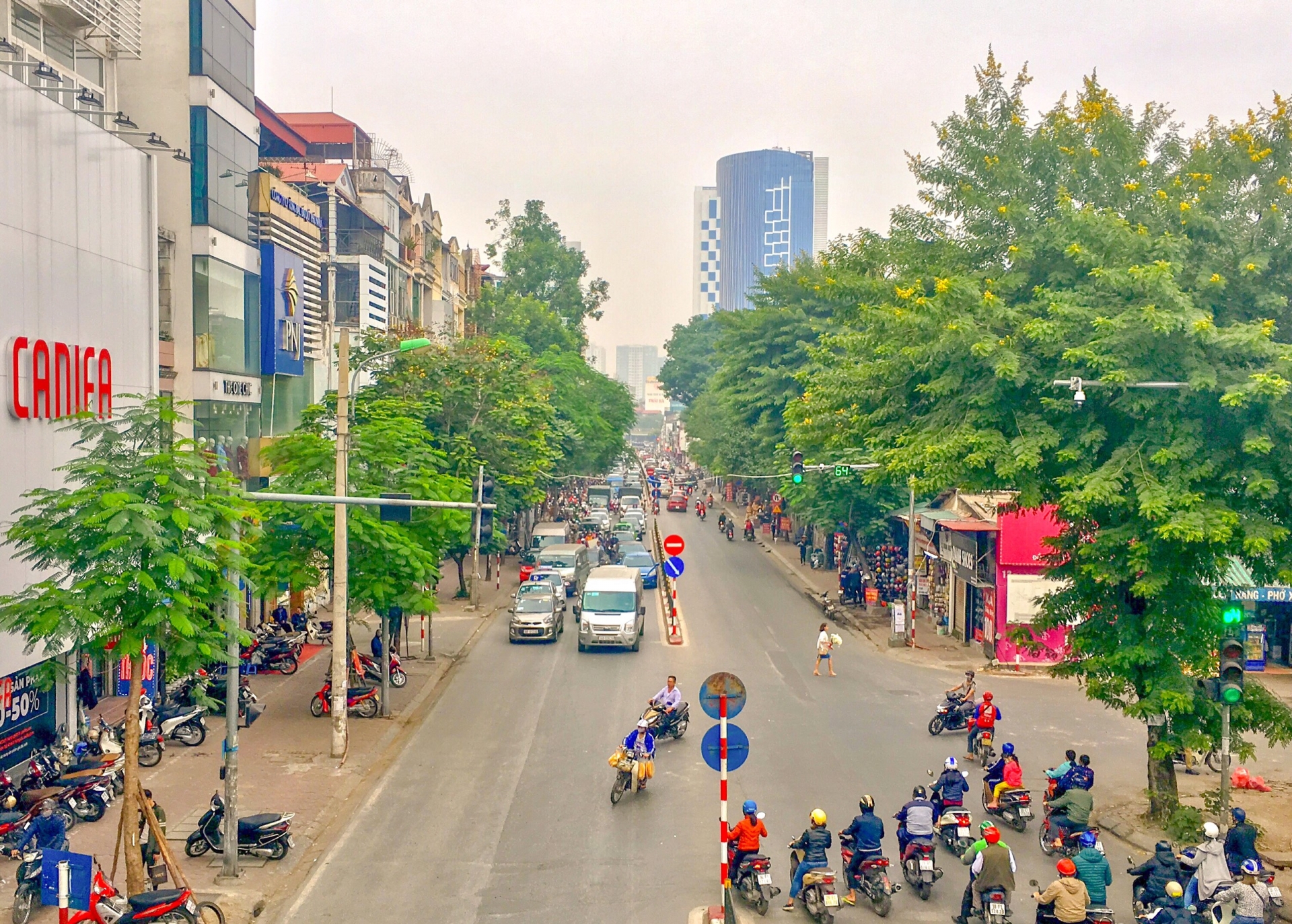 hau black friday 2019 giao thong kho khan qua nhieu showroom thoi trang