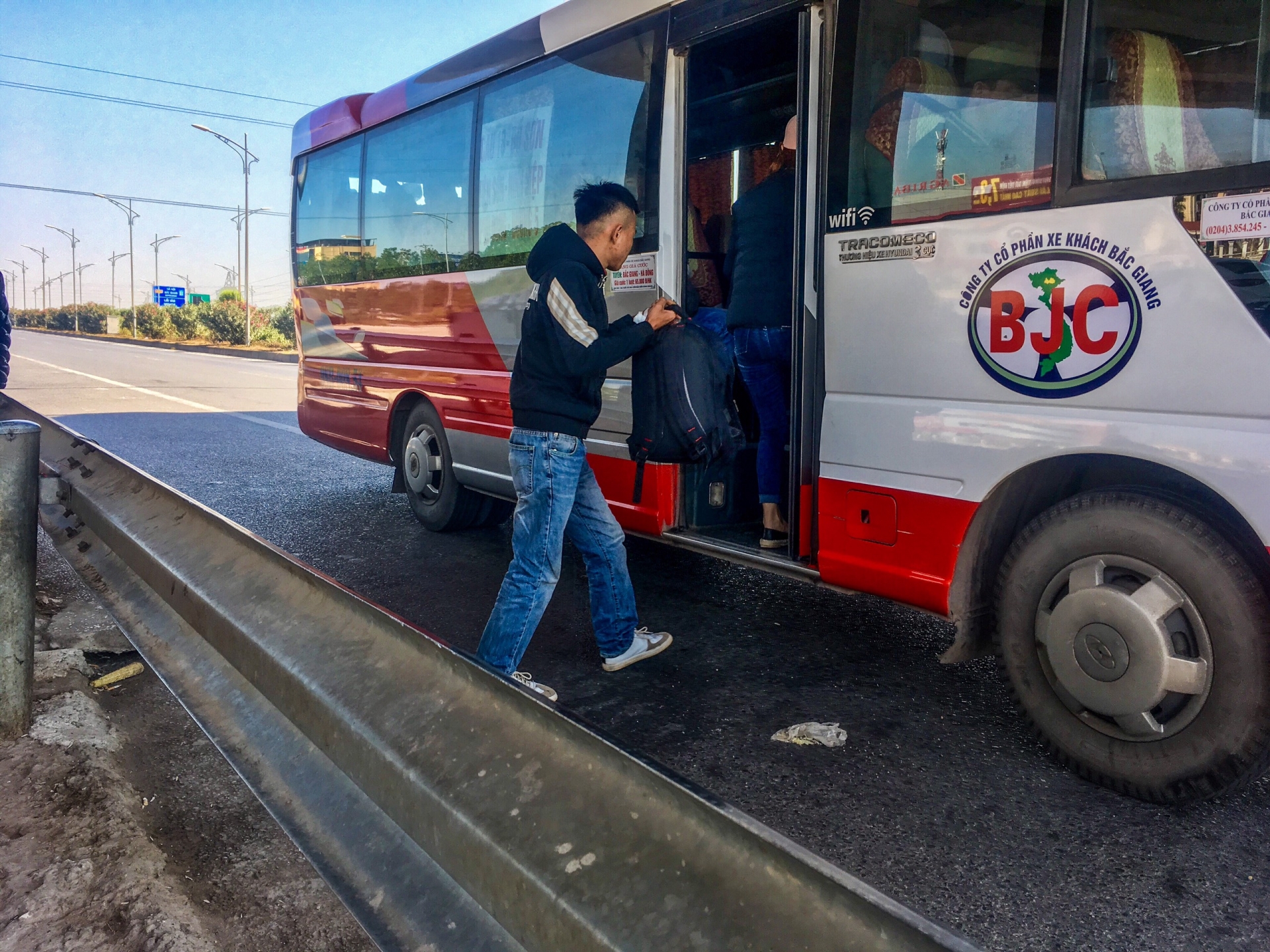 Hiểm nguy bến cóc trên cao tốc Hà Nội – Bắc Giang hiem nguy ben coc tren cao toc ha noi bac giang