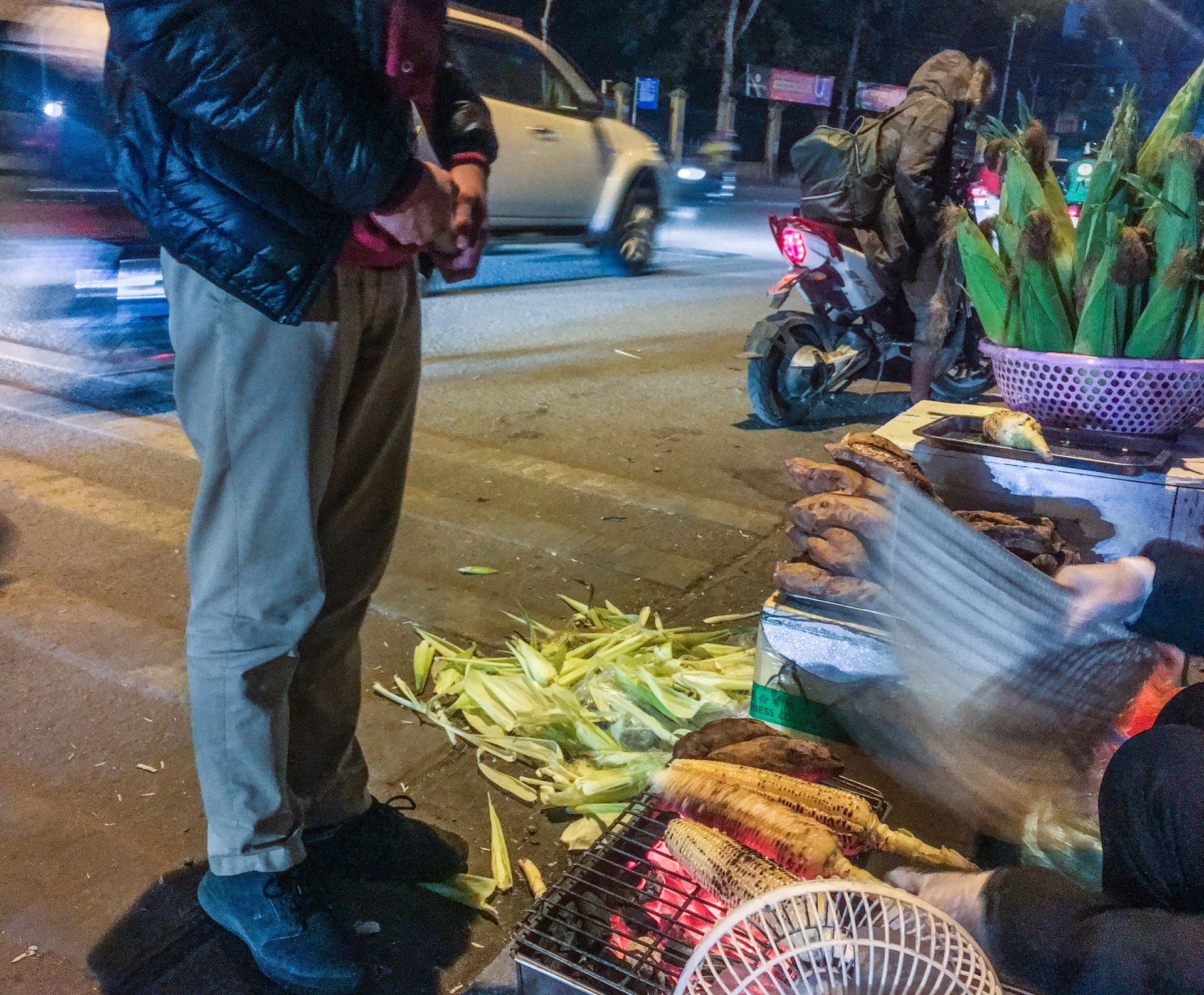 Hà Nội: Khi vỉa hè, người đi bộ “nhường chỗ” cho quán xá ha noi khi via he nguoi di bo nhuong cho cho quan xa