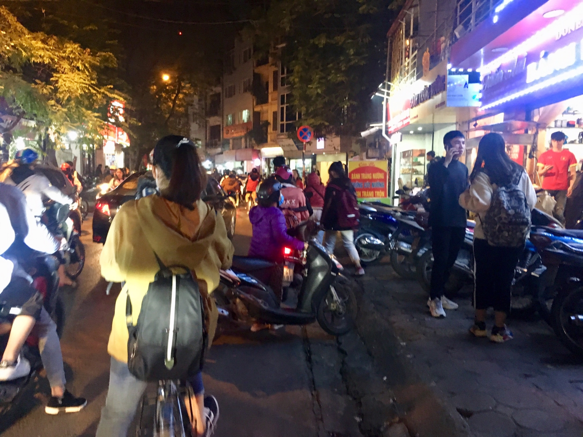 Hà Nội: Khi vỉa hè, người đi bộ “nhường chỗ” cho quán xá ha noi khi via he nguoi di bo nhuong cho cho quan xa