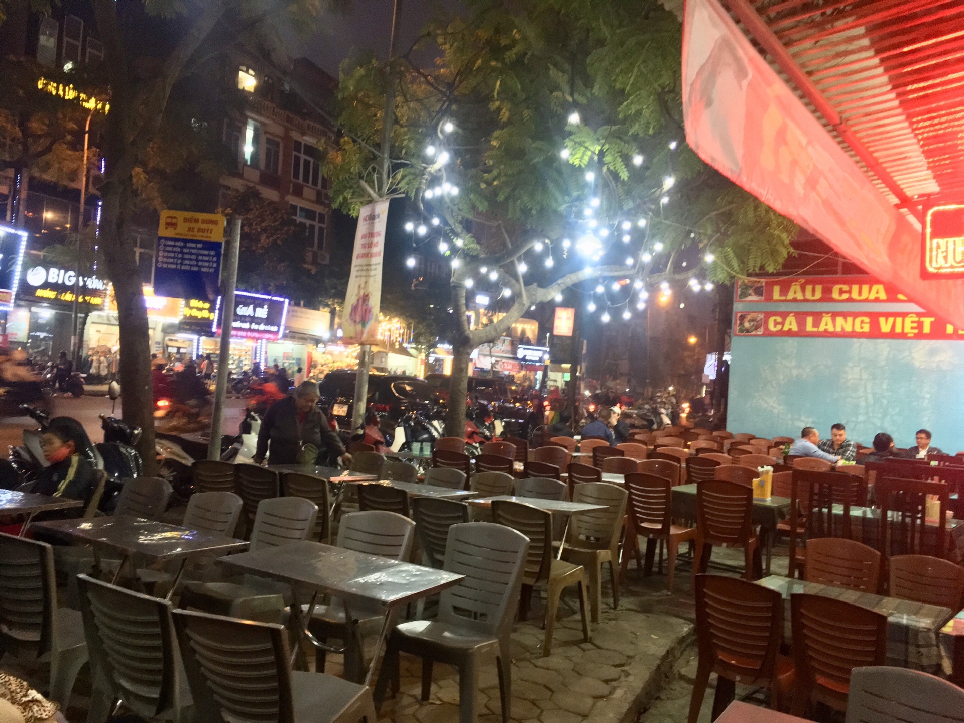 Hà Nội: Khi vỉa hè, người đi bộ “nhường chỗ” cho quán xá ha noi khi via he nguoi di bo nhuong cho cho quan xa