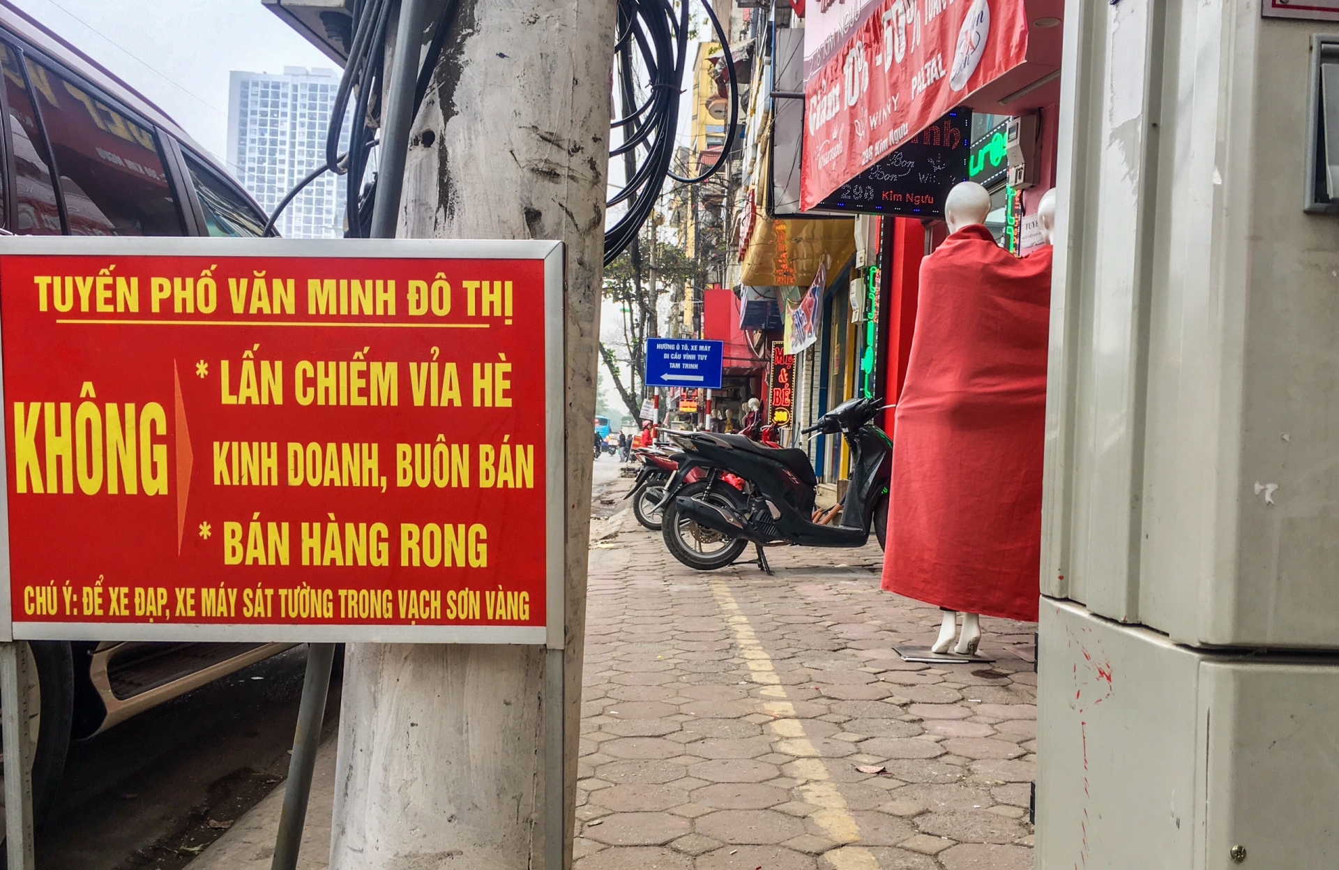 Hà Nội: Khi vỉa hè, người đi bộ “nhường chỗ” cho quán xá ha noi khi via he nguoi di bo nhuong cho cho quan xa