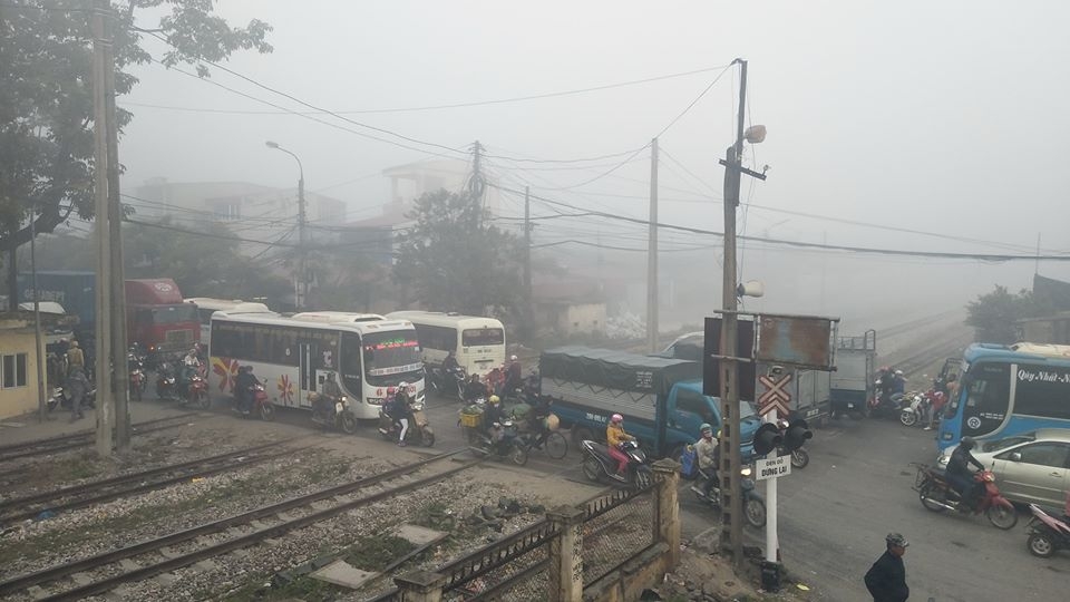 Công nhân Đường sắt nỗ lực đảm bảo an toàn giữa sương mù, ô nhiễm cong nhan duong sat no luc dam bao an toan giua suong mu o nhiem