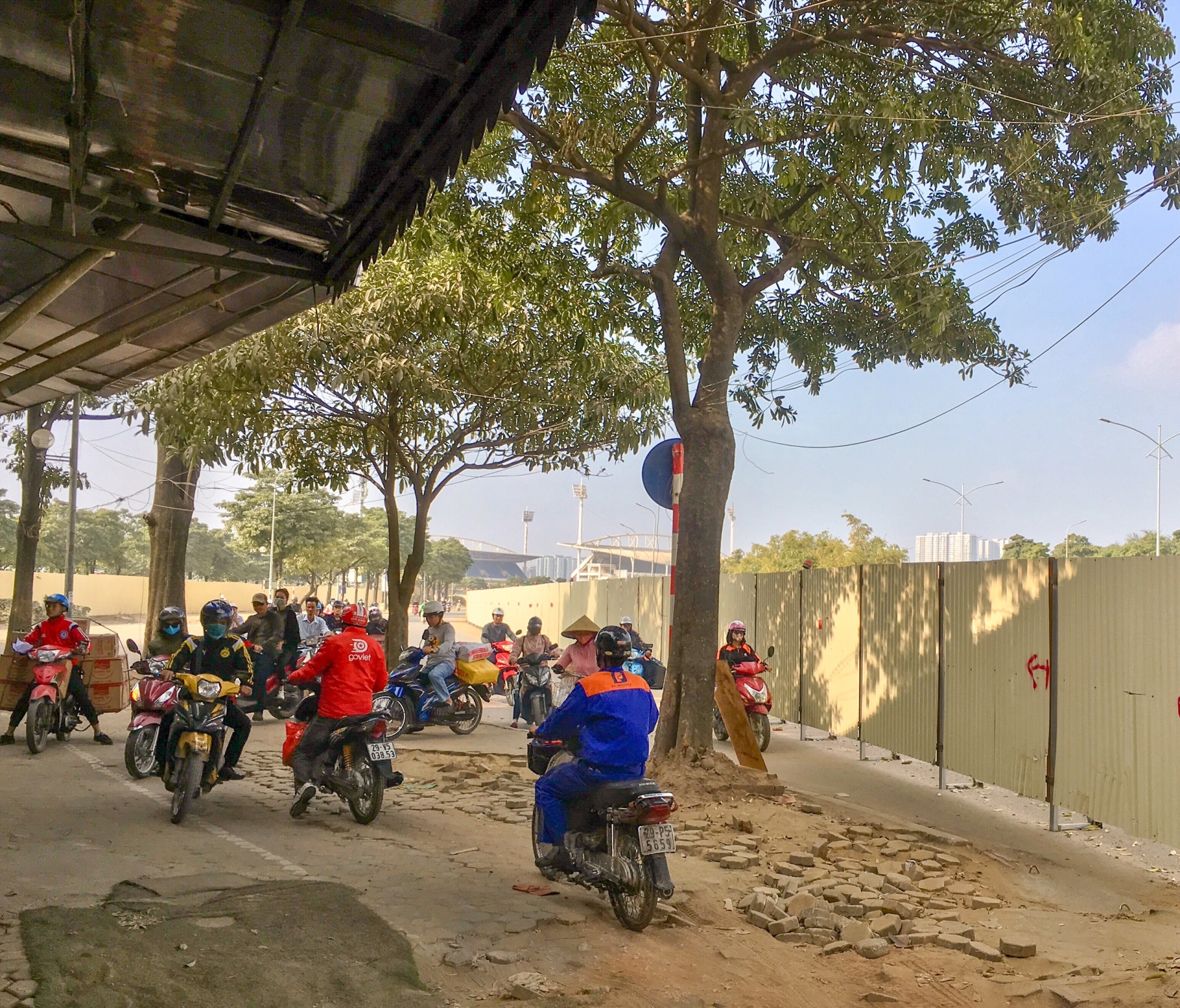 via he keu cuu truoc dong xe qua cong truong duong dua f1