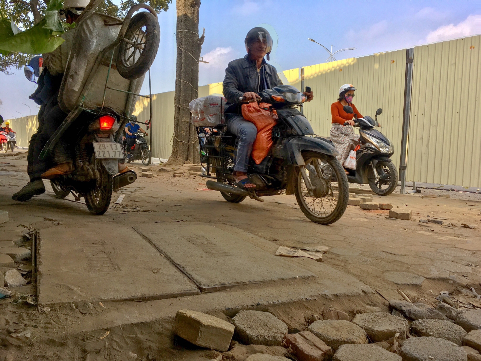 via he keu cuu truoc dong xe qua cong truong duong dua f1