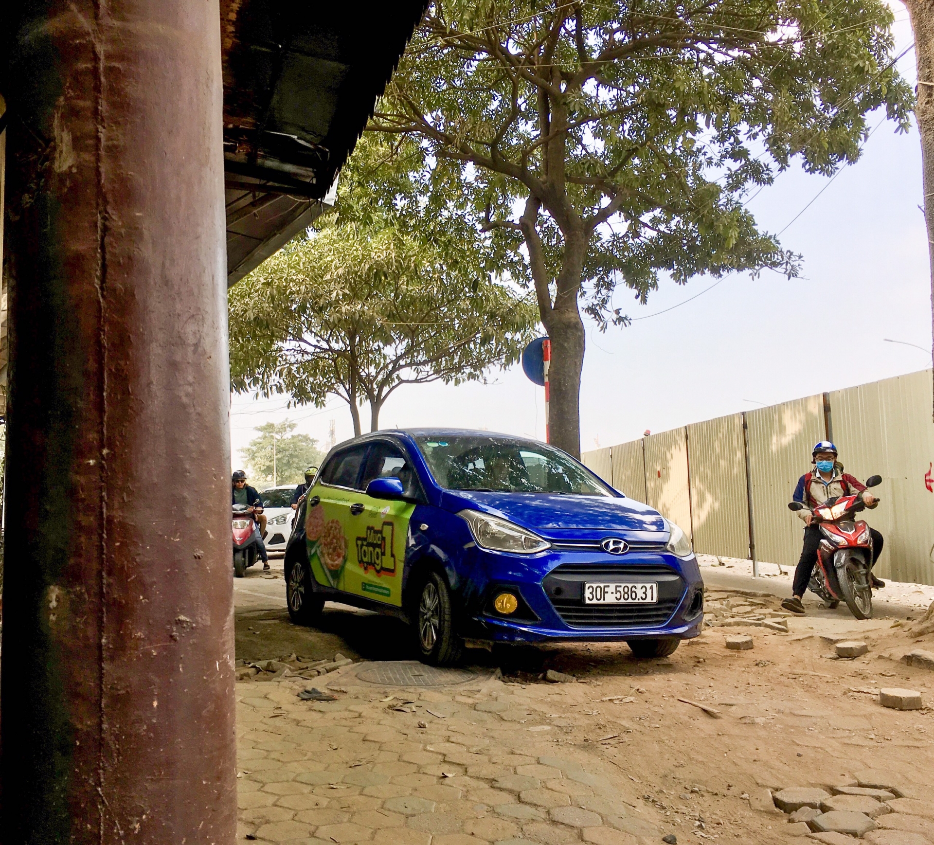 via he keu cuu truoc dong xe qua cong truong duong dua f1