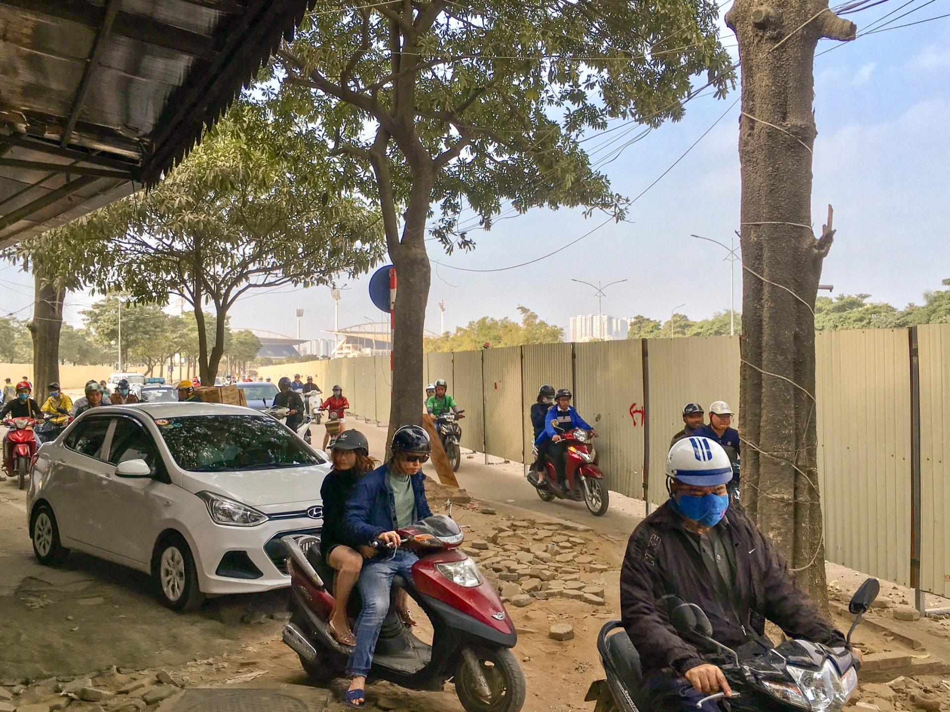 via he keu cuu truoc dong xe qua cong truong duong dua f1