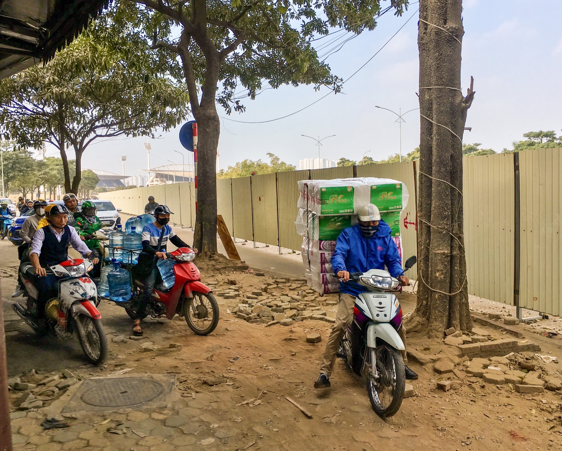 via he keu cuu truoc dong xe qua cong truong duong dua f1