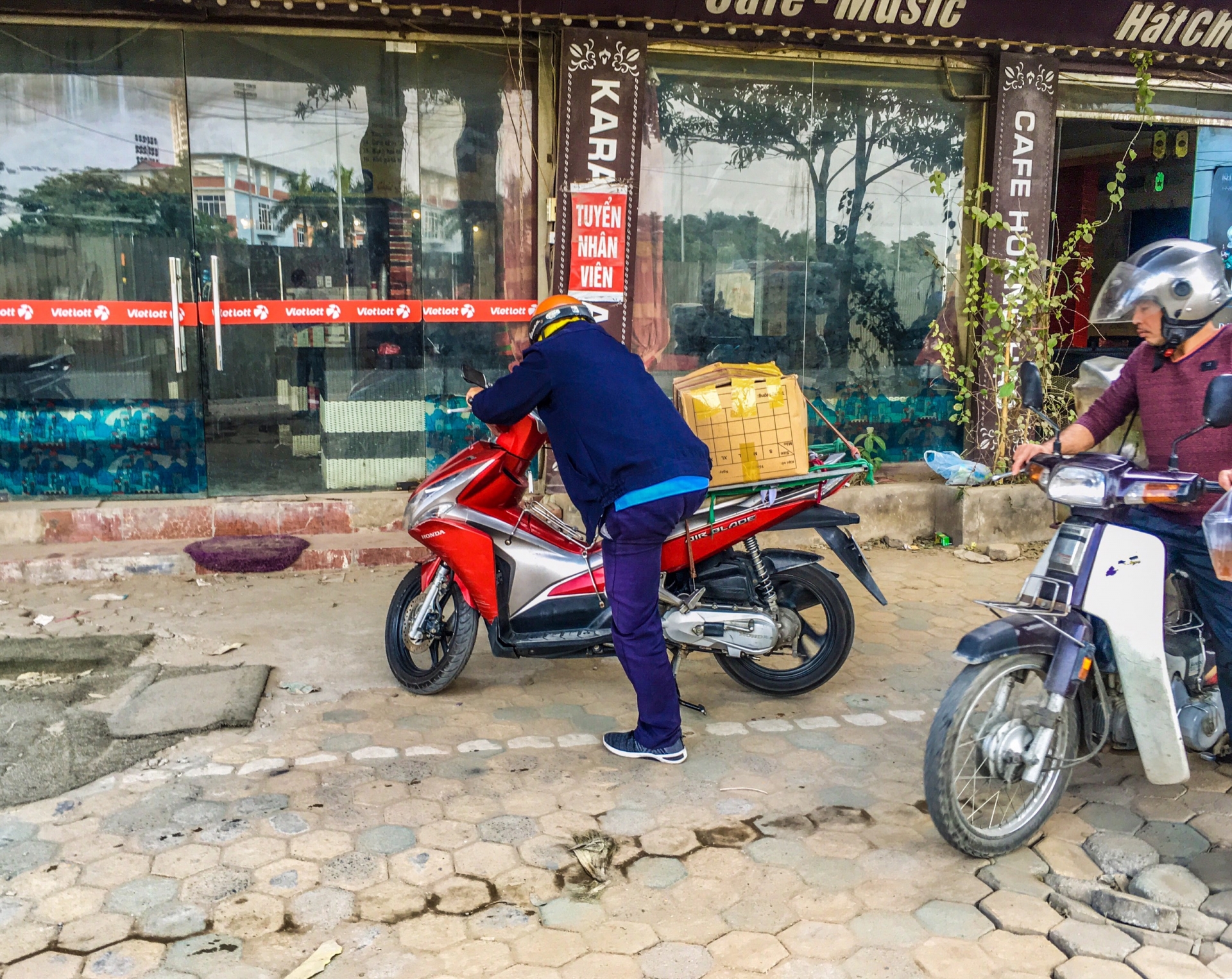 via he keu cuu truoc dong xe qua cong truong duong dua f1