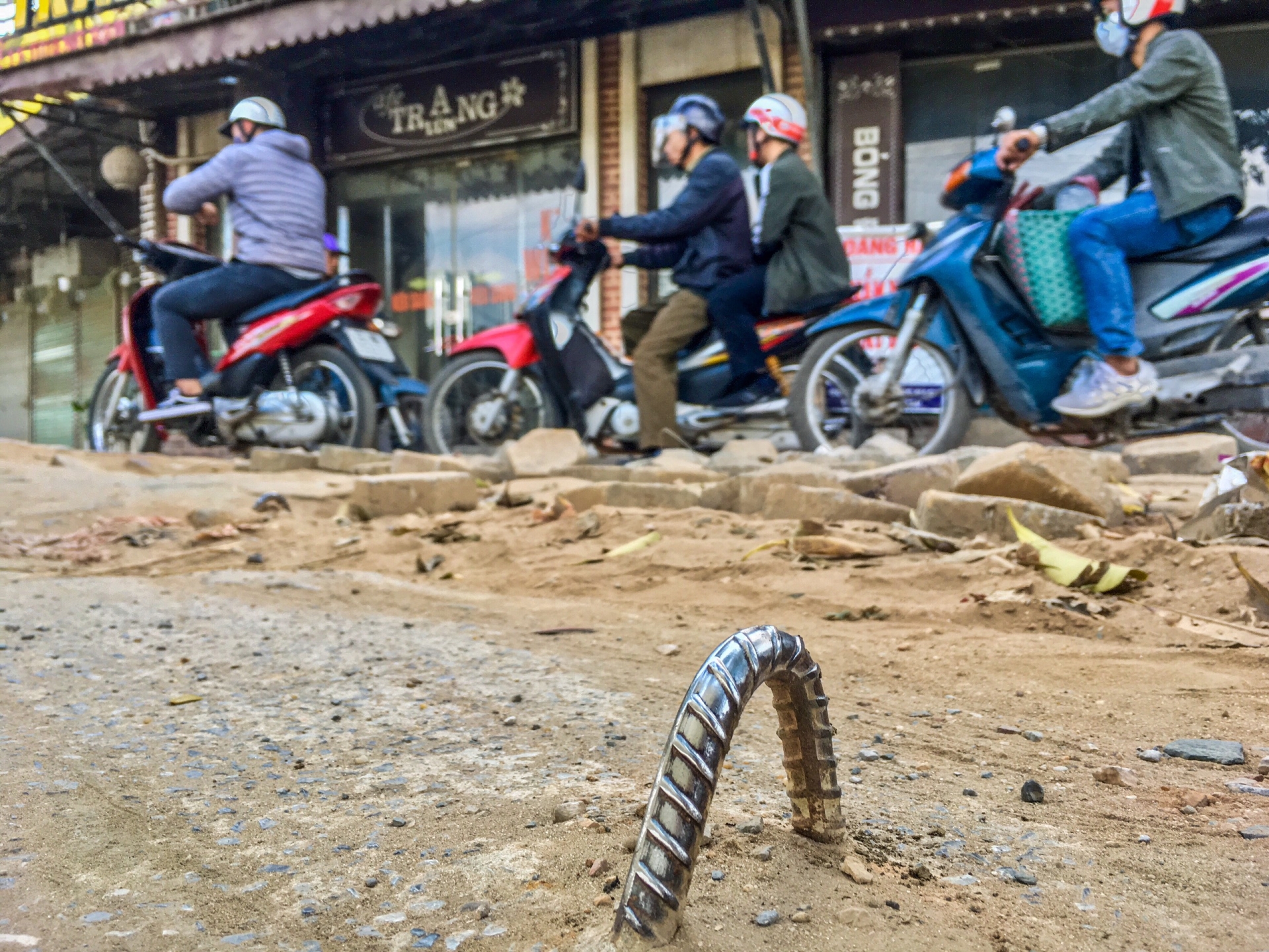 via he keu cuu truoc dong xe qua cong truong duong dua f1