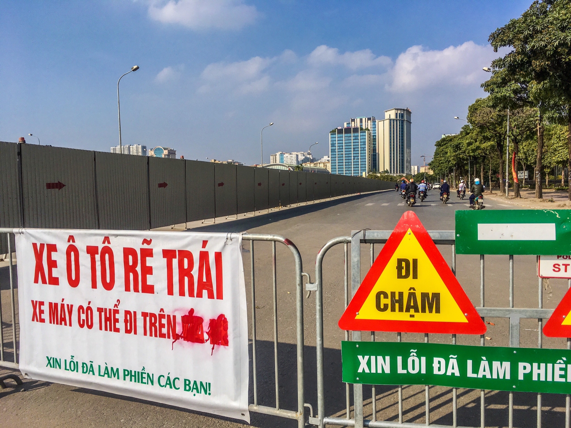 via he keu cuu truoc dong xe qua cong truong duong dua f1