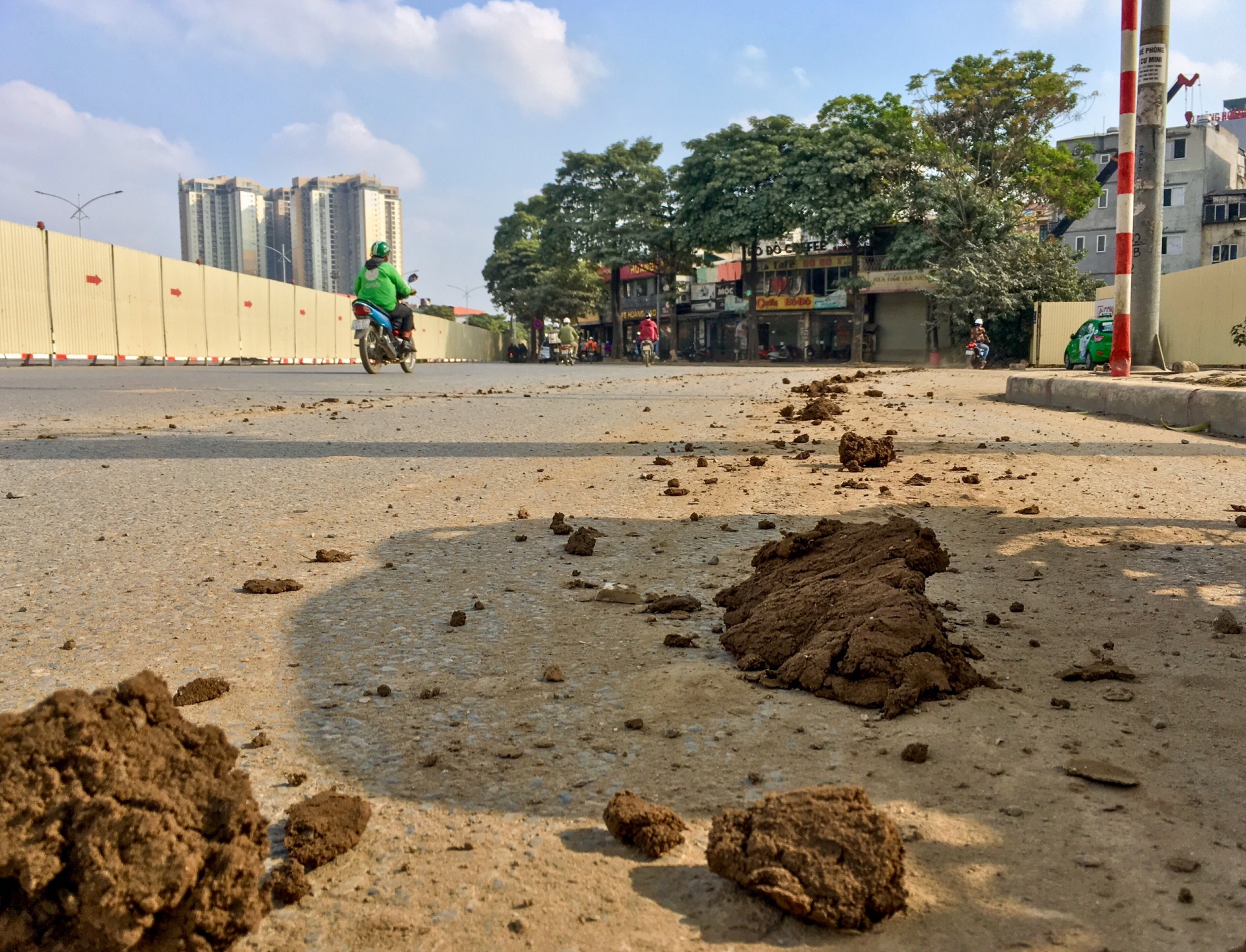 via he keu cuu truoc dong xe qua cong truong duong dua f1