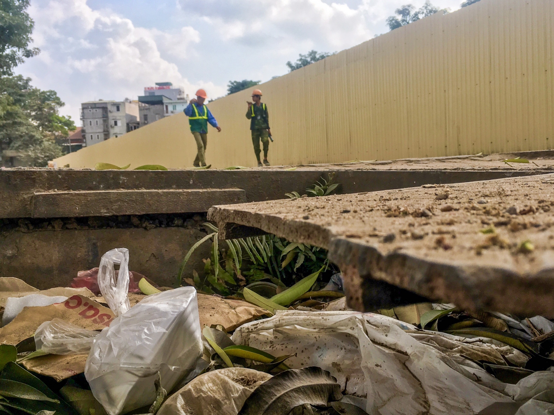 cam bay bat ngo quanh cong truong xay dung duong dua f1