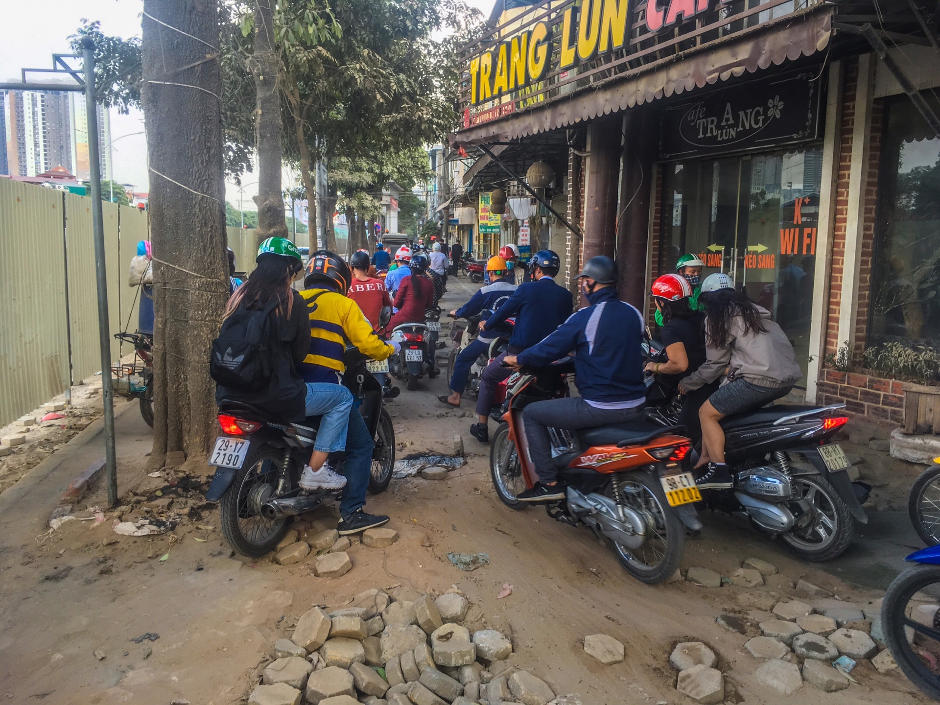 cam bay bat ngo quanh cong truong xay dung duong dua f1