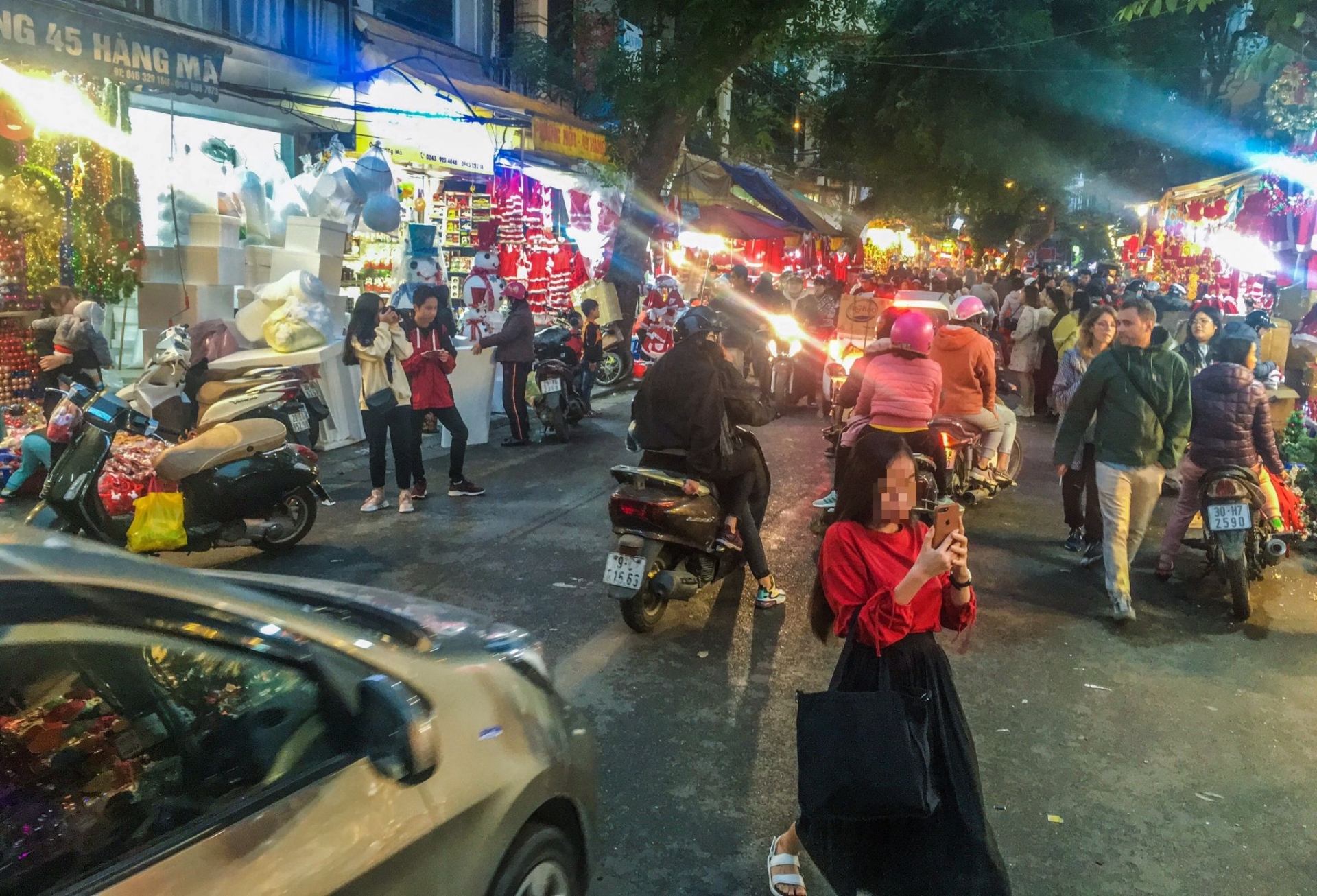 giang sinh nguoi di bo vo tu dung giua duong chup anh luu niem