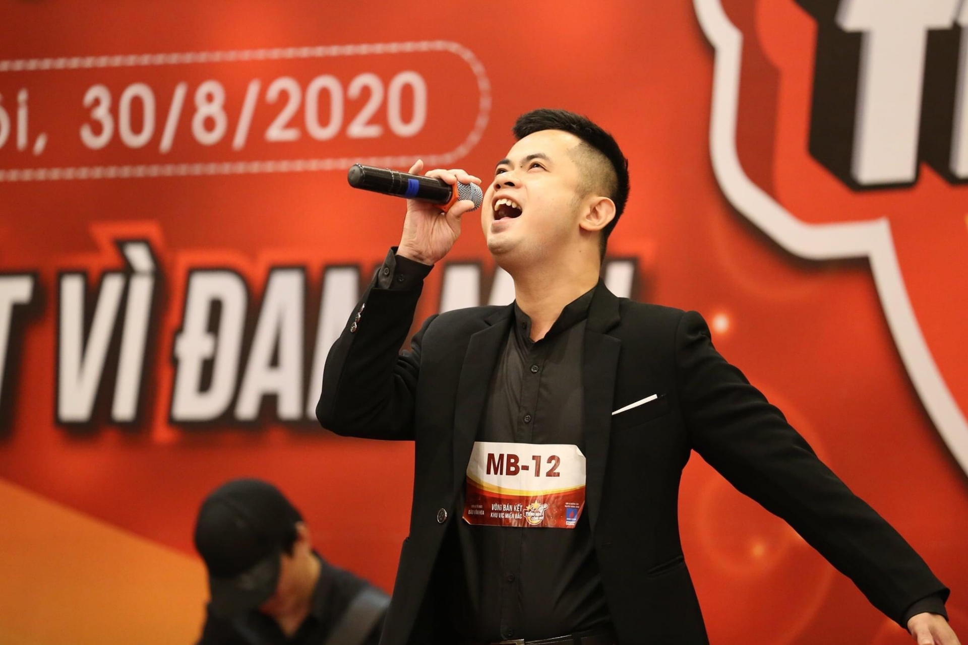 Quán quân Tiếng hát công nhân gọi tên Trần Ngọc Đỉnh Quán quân Tiếng hát công nhân gọi tên Trần Ngọc Đỉnh