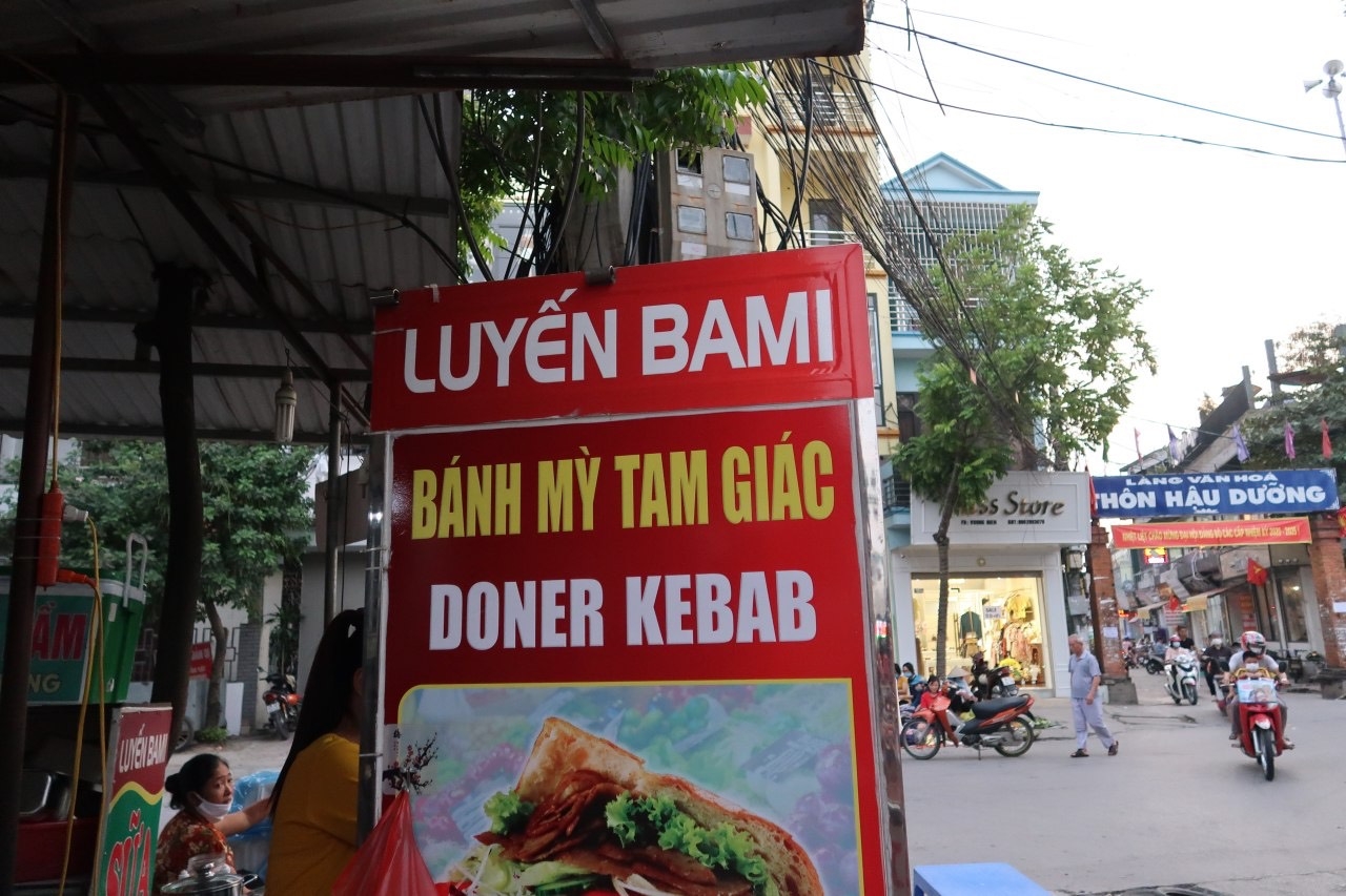 Có gì đặc sắc ở quán bánh mì bán 400 cái một ngày ở chợ Mun?