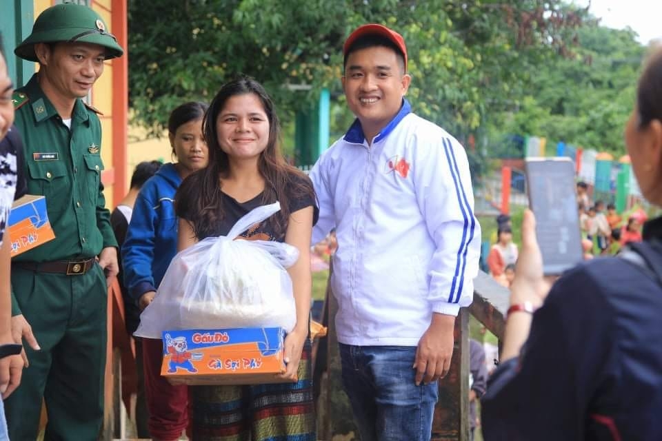 GIỮA TÂM LŨ MIỀN TRUNG: SÁNG NGỜI NHỮNG HÀNH ĐỘNG ĐẸP