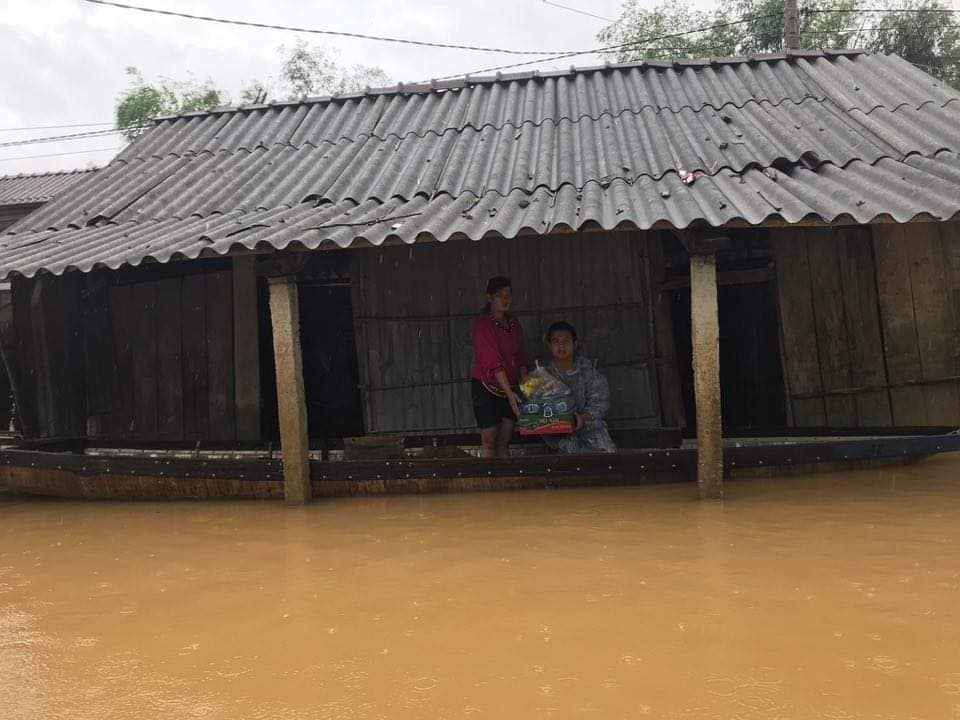 GIỮA TÂM LŨ MIỀN TRUNG: SÁNG NGỜI NHỮNG HÀNH ĐỘNG ĐẸP