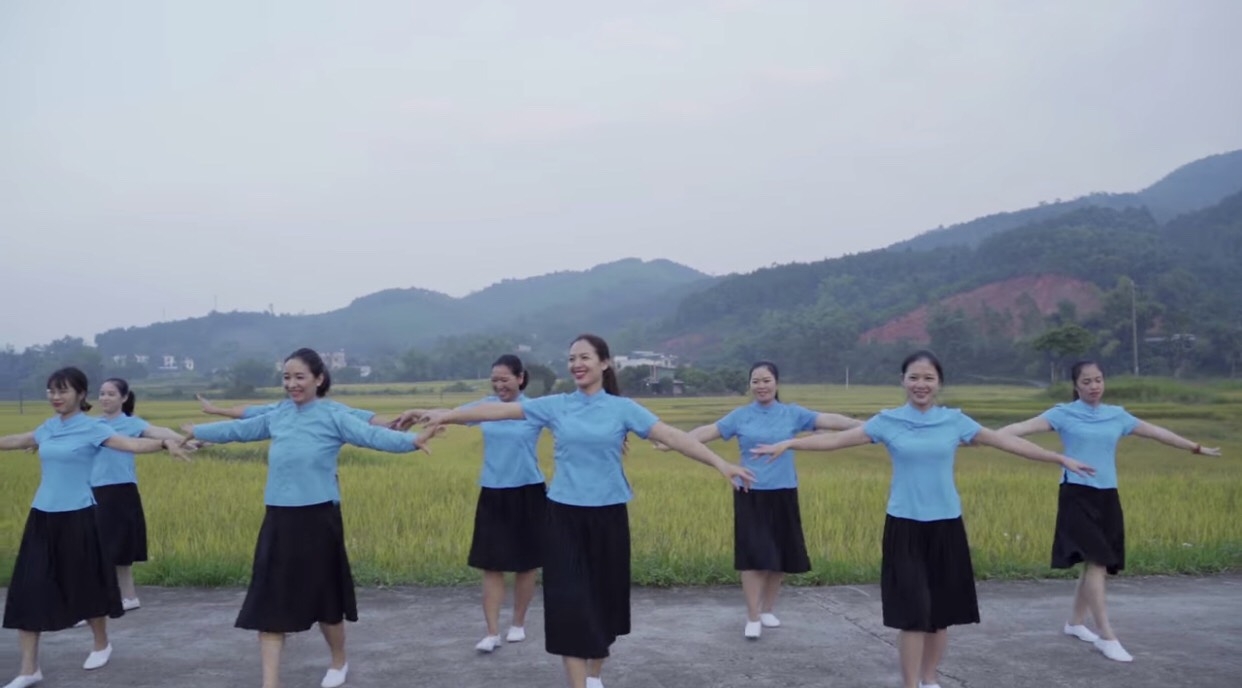 Thú vị video bài tập thể dục của các cô giáo vùng cao Thú vị video bài tập thể dục của các cô giáo vùng cao