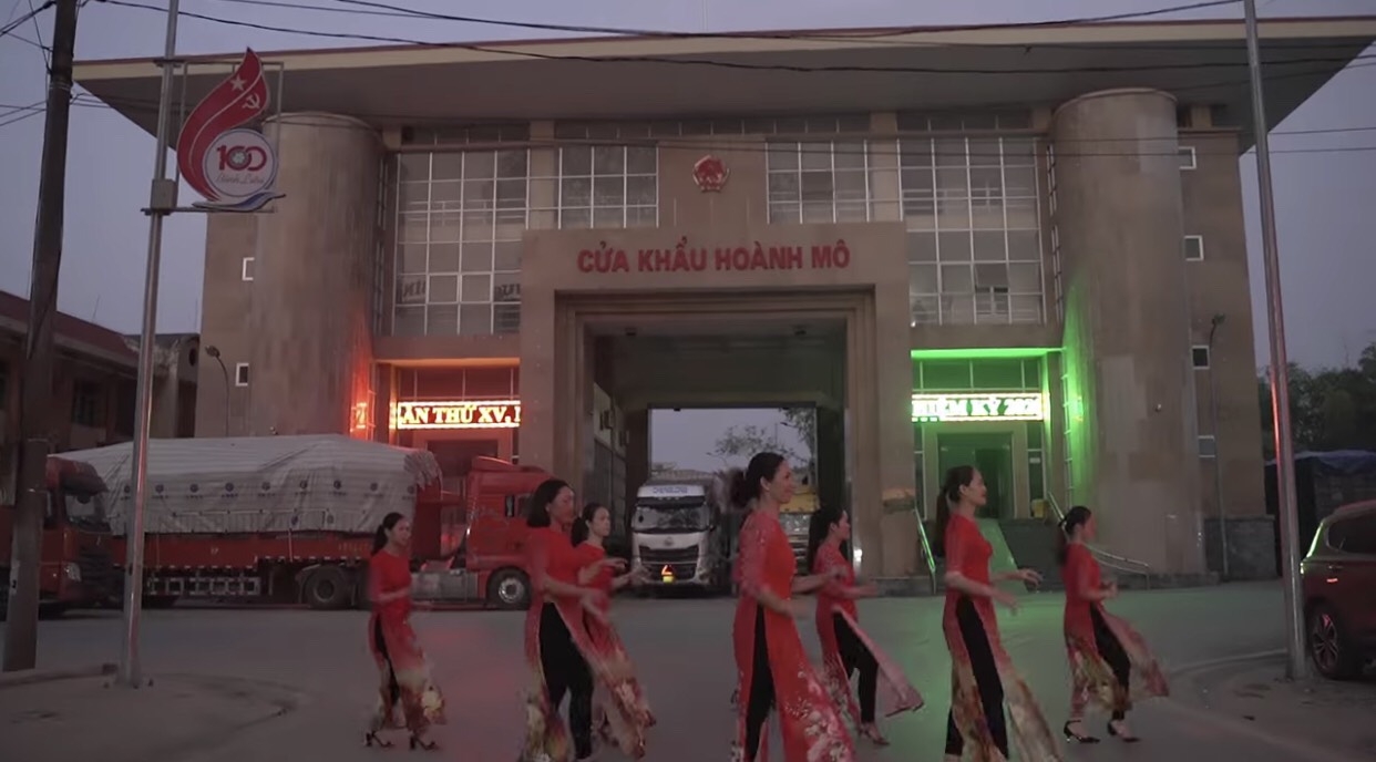 Thú vị video bài tập thể dục của các cô giáo vùng cao Thú vị video bài tập thể dục của các cô giáo vùng cao