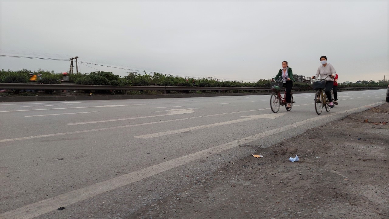 hai duong nguoi lao dong van vo tu di nguoc chieu tren quoc lo 5