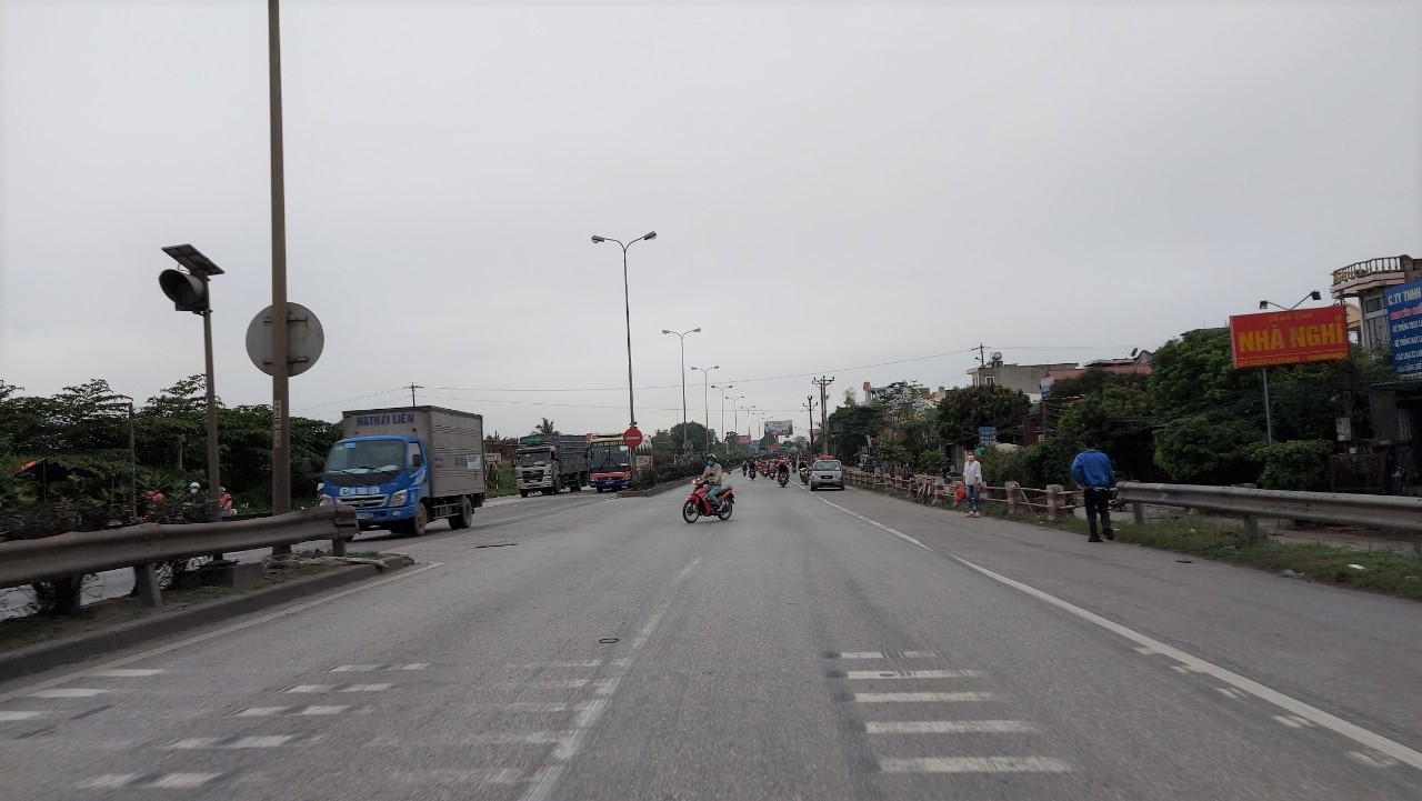 hai duong nguoi lao dong van vo tu di nguoc chieu tren quoc lo 5