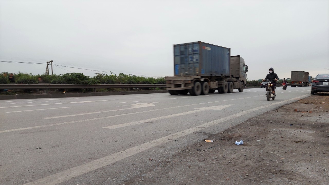 hai duong nguoi lao dong van vo tu di nguoc chieu tren quoc lo 5