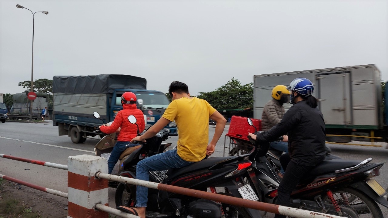 hai duong nguoi lao dong van vo tu di nguoc chieu tren quoc lo 5