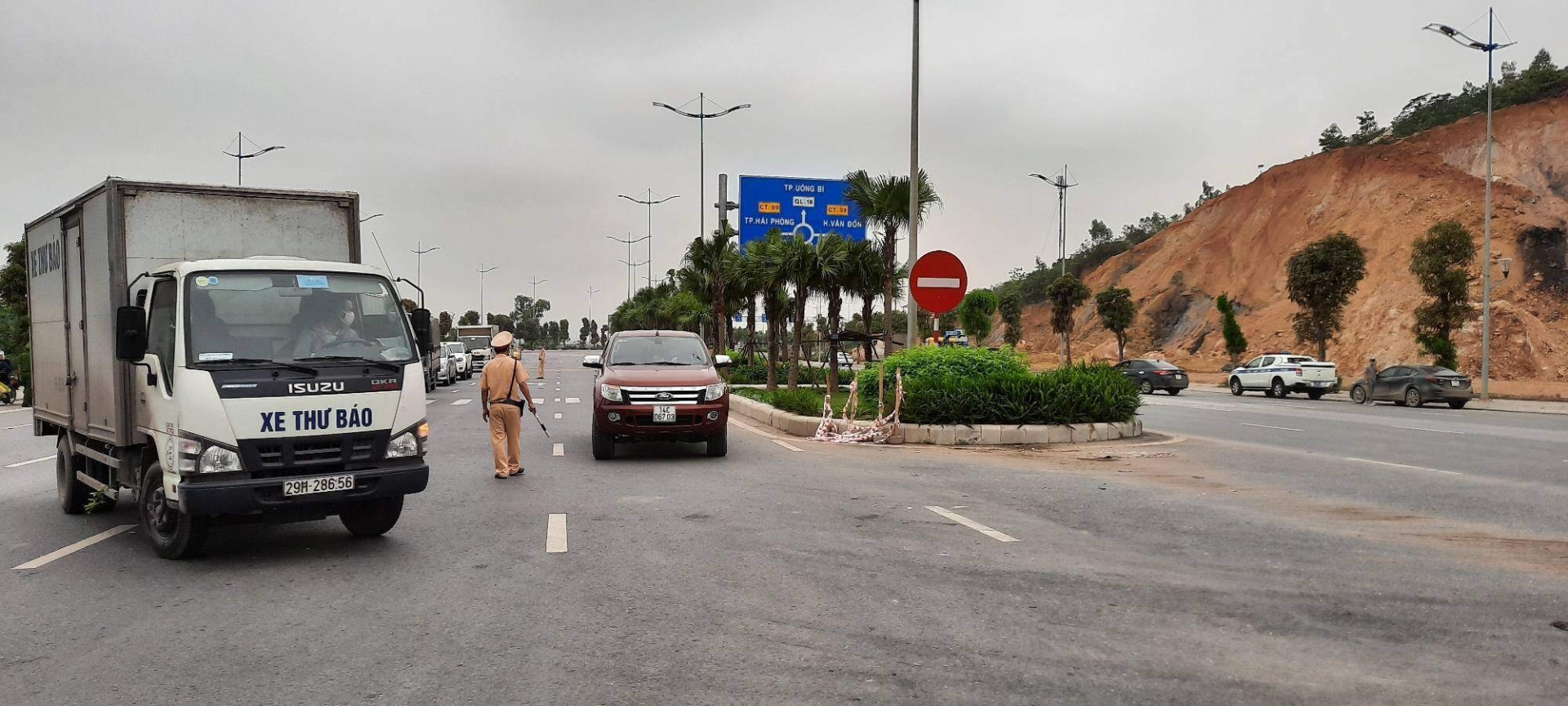 hai phong va quang ninh hang loat nguoi va phuong tien di den roi lai di ve
