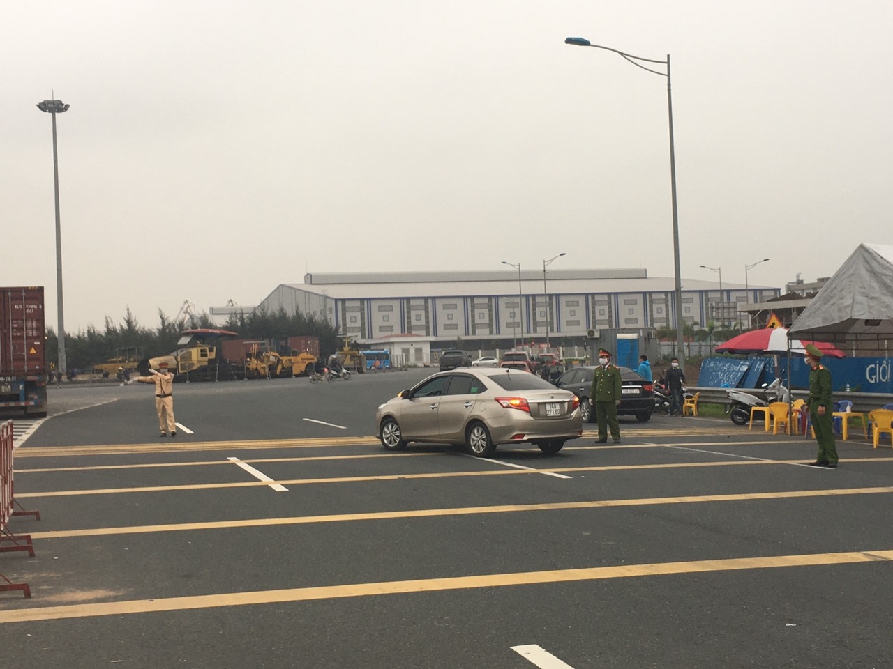 hai phong va quang ninh hang loat nguoi va phuong tien di den roi lai di ve