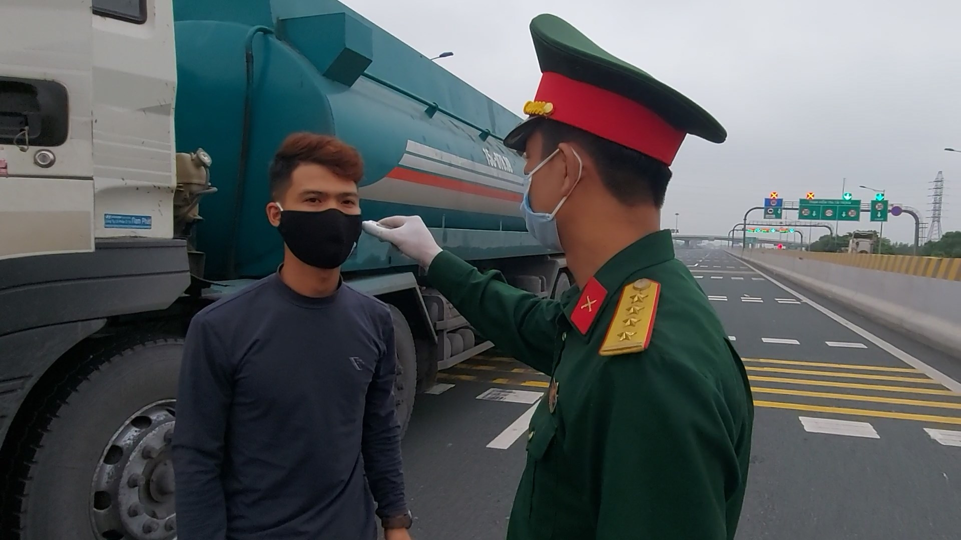 hai phong va quang ninh hang loat nguoi va phuong tien di den roi lai di ve