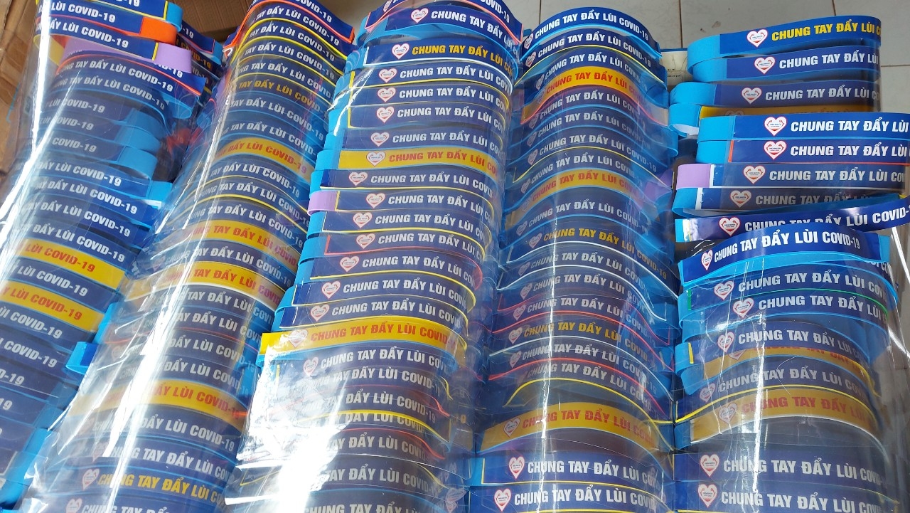 Người cai nghiện tặng hàng nghìn "kính chống giọt bắn" cho tuyến đầu chống dịch nguoi cai nghien tang hang nghin kinh chong giot ban cho tuyen dau chong dich