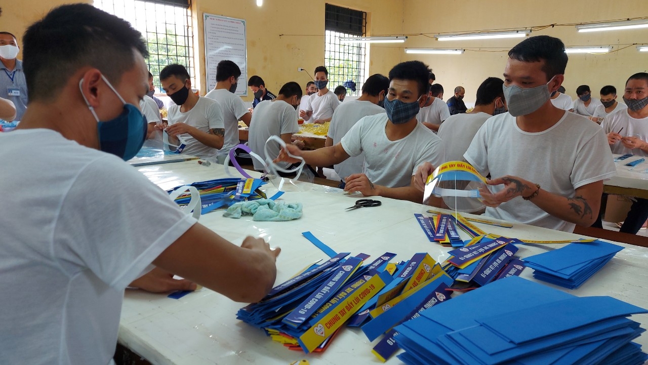 Người cai nghiện tặng hàng nghìn "kính chống giọt bắn" cho tuyến đầu chống dịch nguoi cai nghien tang hang nghin kinh chong giot ban cho tuyen dau chong dich