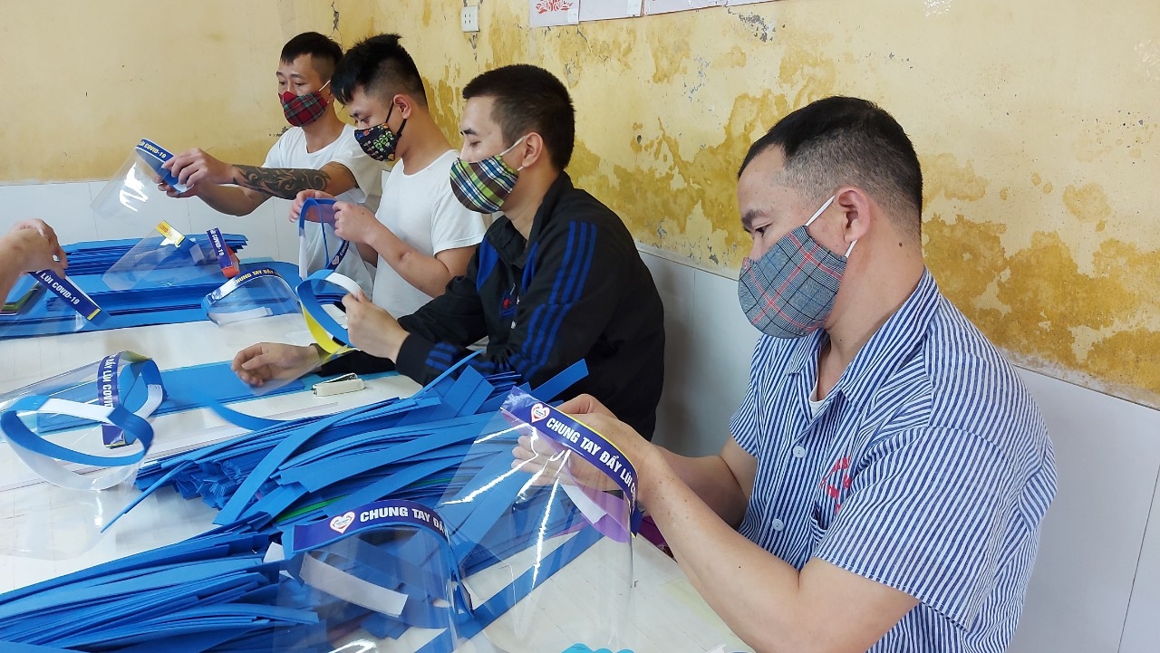 Người cai nghiện tặng hàng nghìn "kính chống giọt bắn" cho tuyến đầu chống dịch nguoi cai nghien tang hang nghin kinh chong giot ban cho tuyen dau chong dich