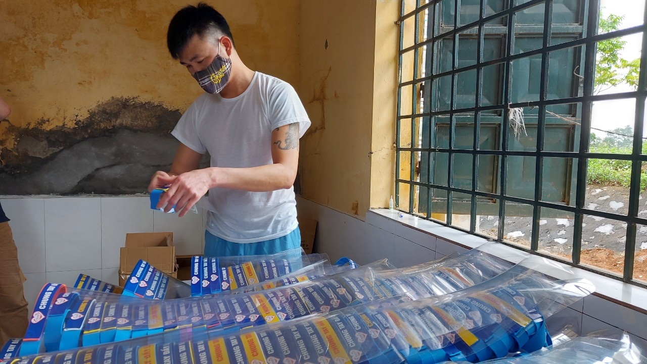 Người cai nghiện tặng hàng nghìn "kính chống giọt bắn" cho tuyến đầu chống dịch nguoi cai nghien tang hang nghin kinh chong giot ban cho tuyen dau chong dich