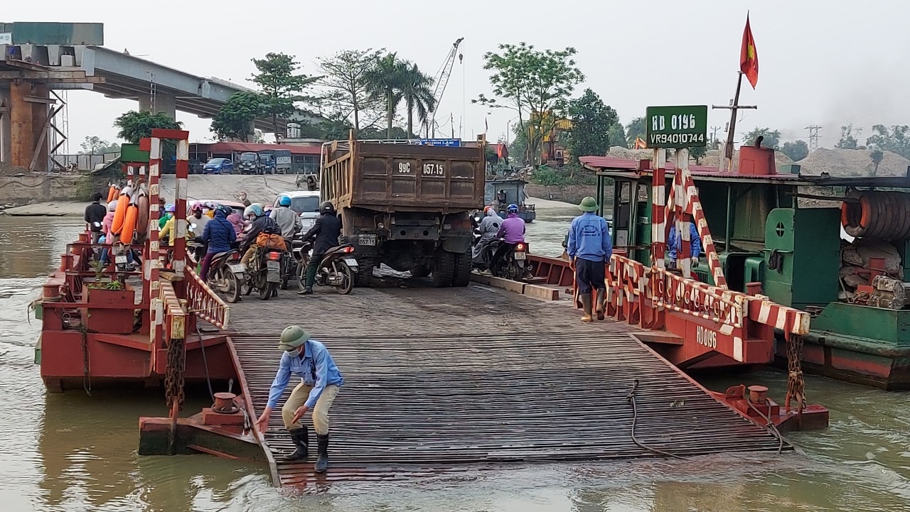 Bến Tuần Mây “oằn mình” đưa công nhân lao động sang sông mùa Covid 19 ben tuan may oan minh dua cong nhan lao dong sang song mua covid 19