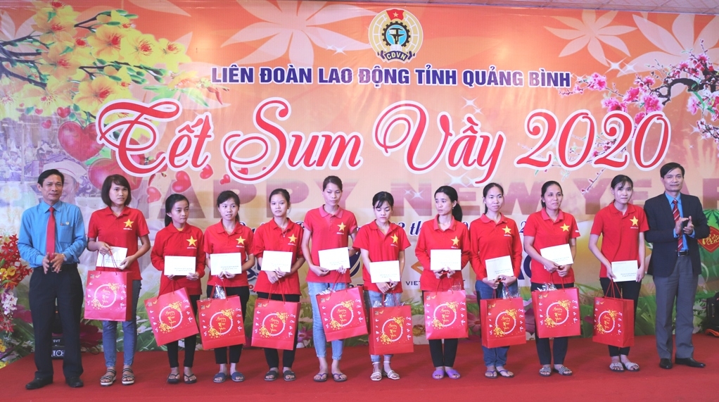 quang binh cham lo doi song doan vien nguoi lao dong dip tet den xuan ve
