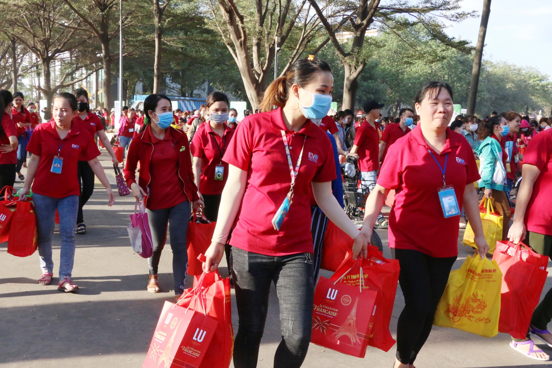Bình Dương: Tặng hơn 7.300 phần quà tết cho đoàn viên, công nhân lao động binh duong tang hon 7300 phan qua tet cho doan vien cong nhan lao dong