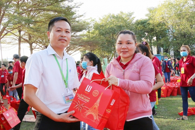 Bình Dương: Tặng hơn 7.300 phần quà tết cho đoàn viên, công nhân lao động binh duong tang hon 7300 phan qua tet cho doan vien cong nhan lao dong