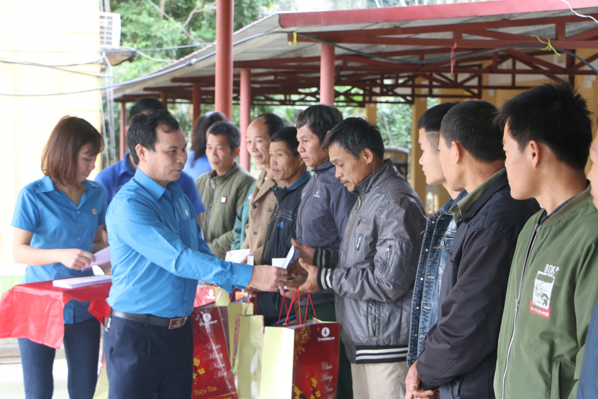 LĐLĐ tỉnh Hòa Bình:  Trao 853 suất quà Tết Nguyên đán Canh Tý 2020